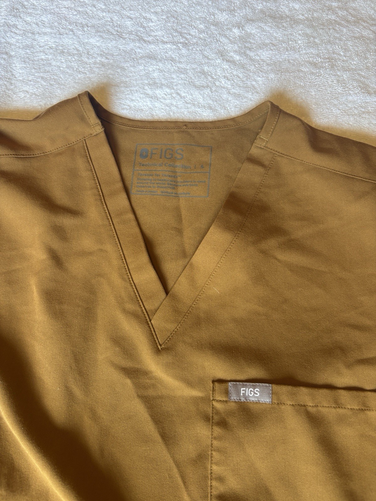 FIGS Women’s V Neck Catarina One Pocket Scrub Top. Size S, Color: Earth 1000211