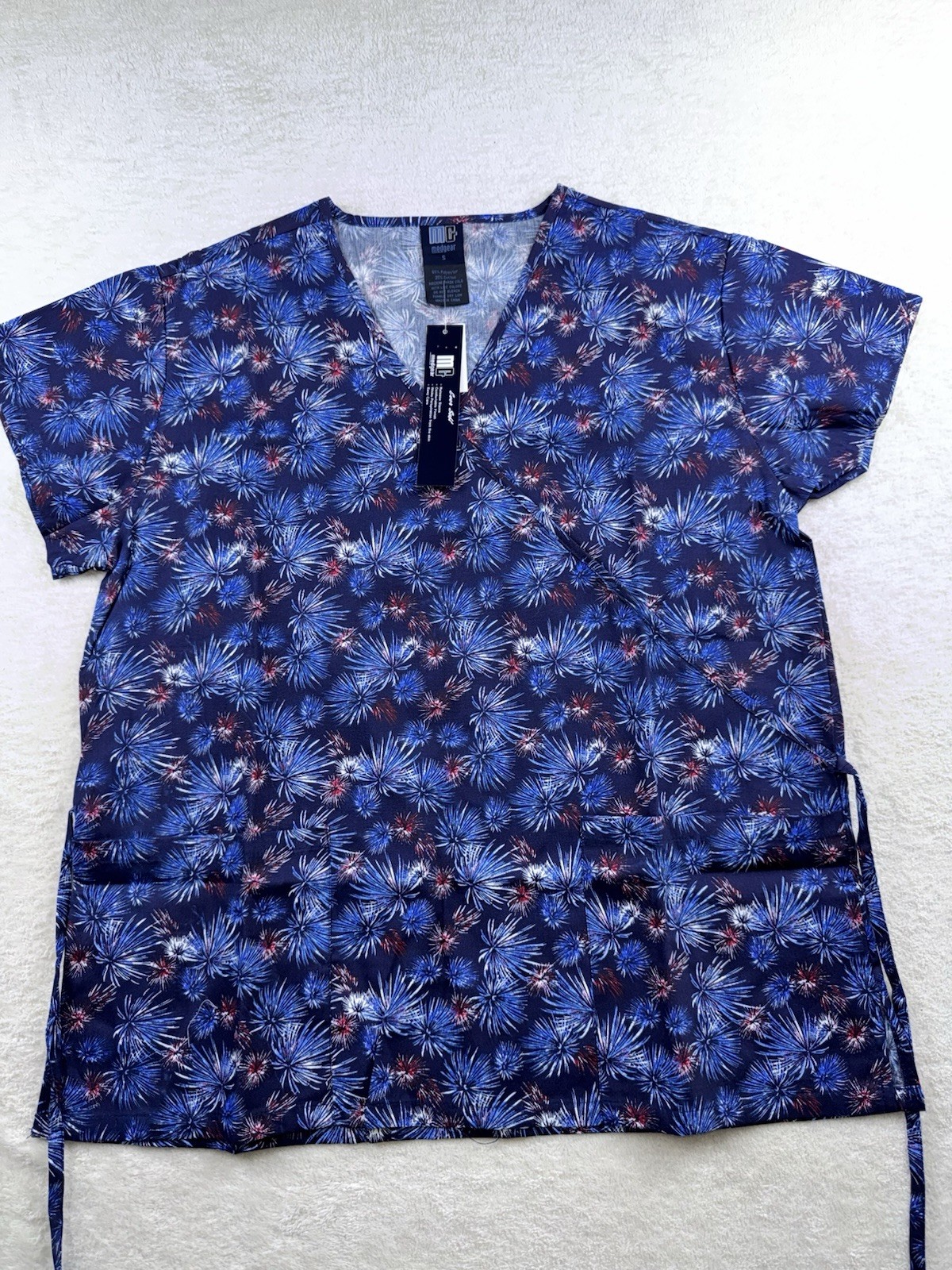 MG Medgear Scrub Top Women’s Small V Neck Fireworks Freedom Fourth Of July New