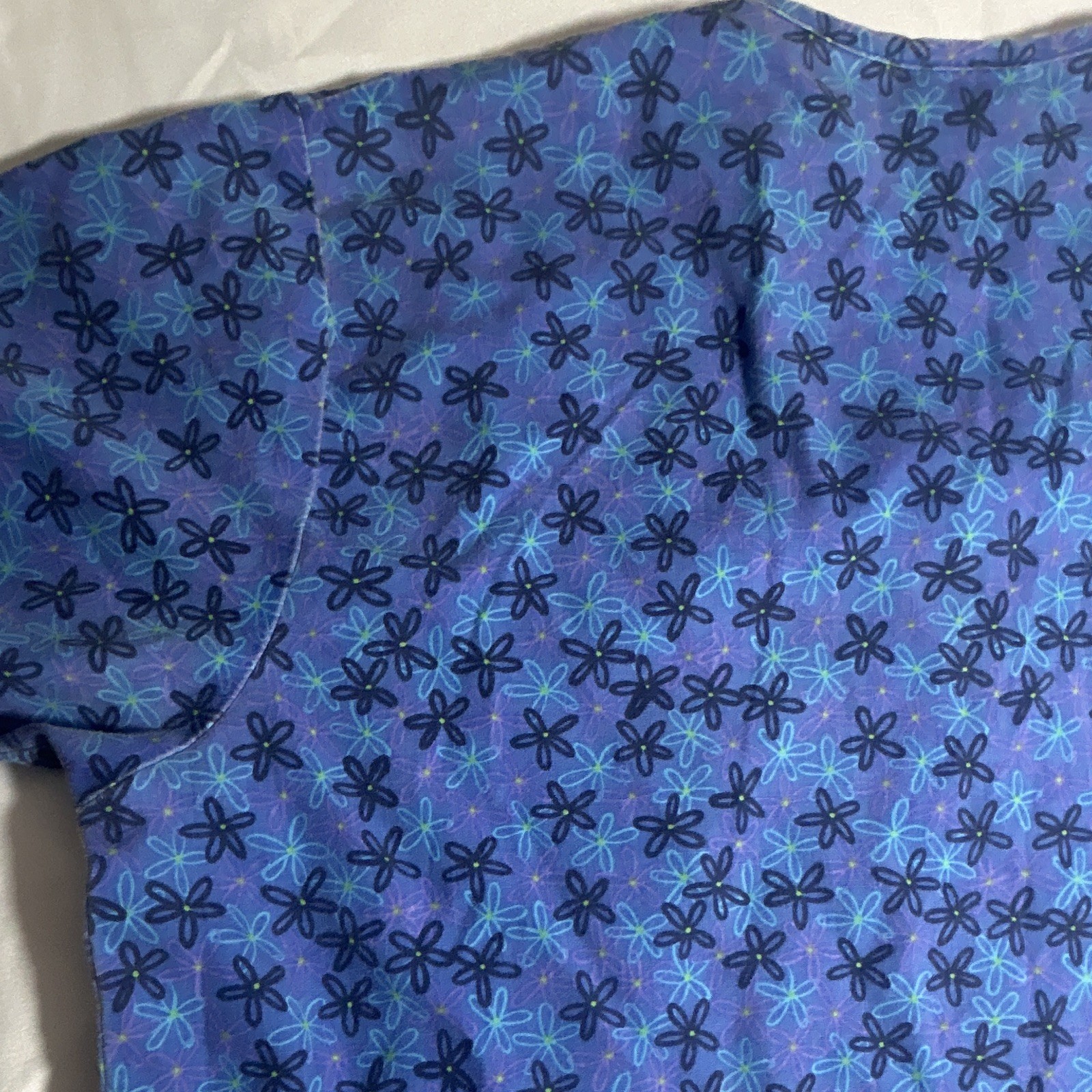 Med Gear Women’s V-Neck Scrub Top Blue Floral Print Short Sleeve 2-Pocket M 1091