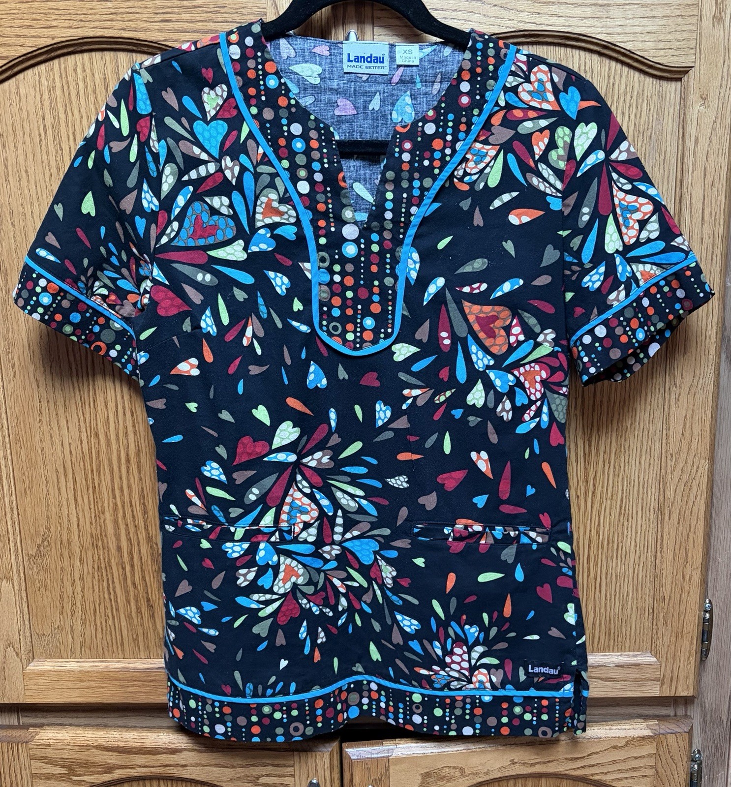 NWOT Landau Geometric Hearts Scrub Black/Multicolor Size XS
