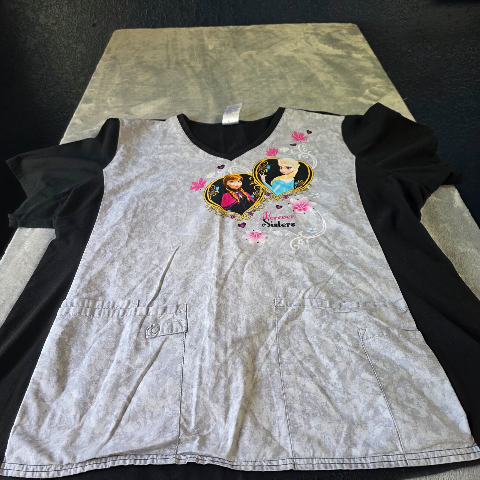 Disney Women Scrub Top Sz 2X Black Graphic Print Frozen Elsa Anna Short Sleeve