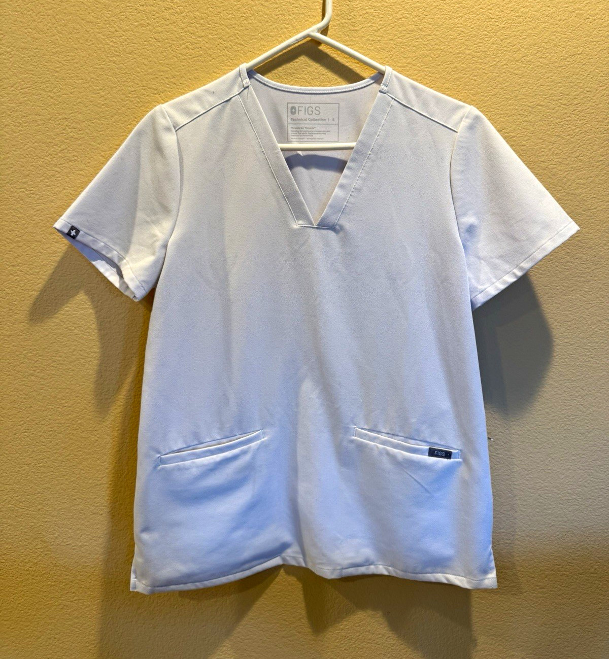 FIGS Men’s Technical Collection Medical Scrub Top V-Neck White Size S Solid