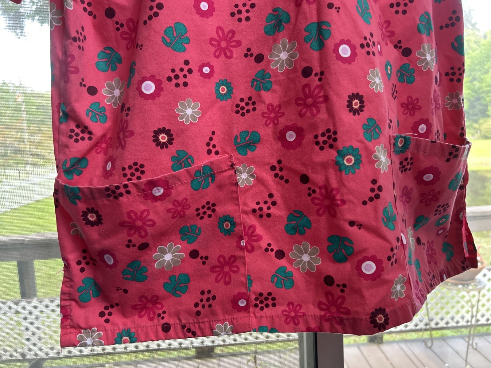 The Scrub Company Woman’s Scrub Top Pink Floral V-Neck With Pockets Size L