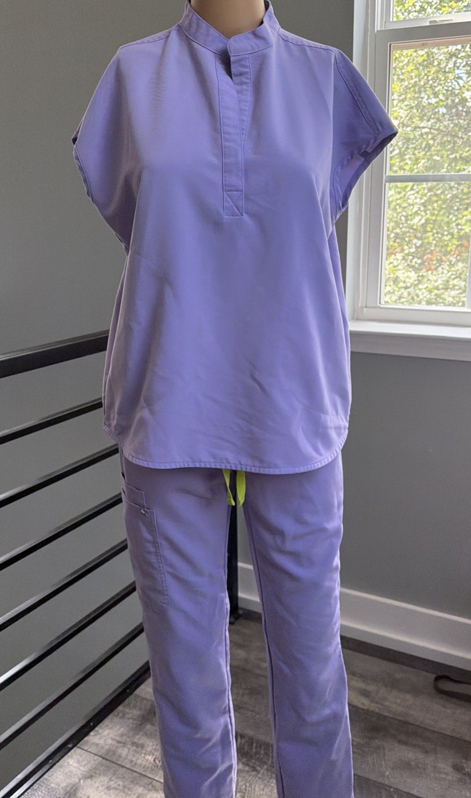 FIGS Technical Collection Women’s XXS/P Lavender Scrub Set (Top & Pants)