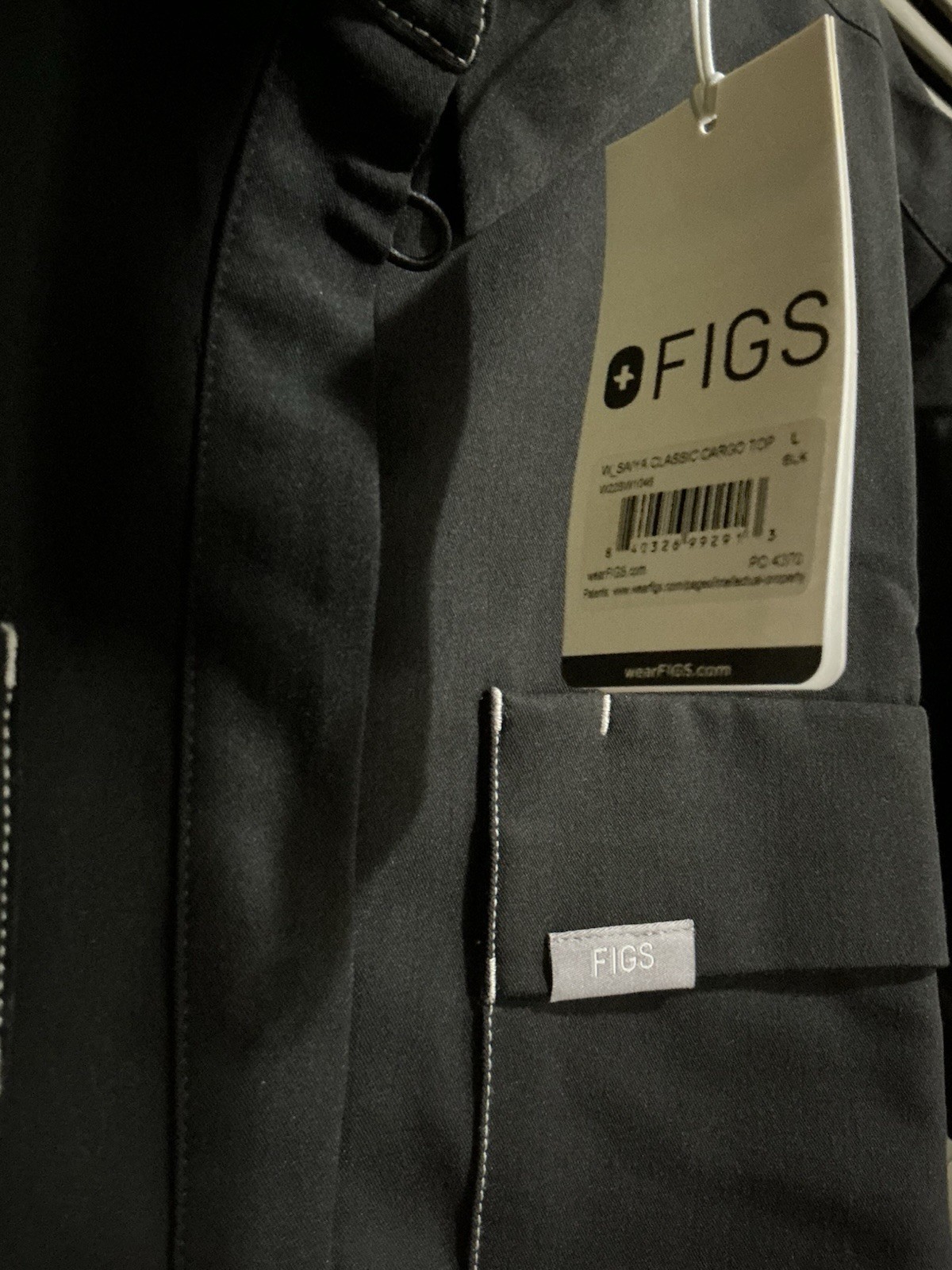 FIGS NWT Scrub Top Black Saiya Classic Cargo Pocketed Technical Collection Sz L