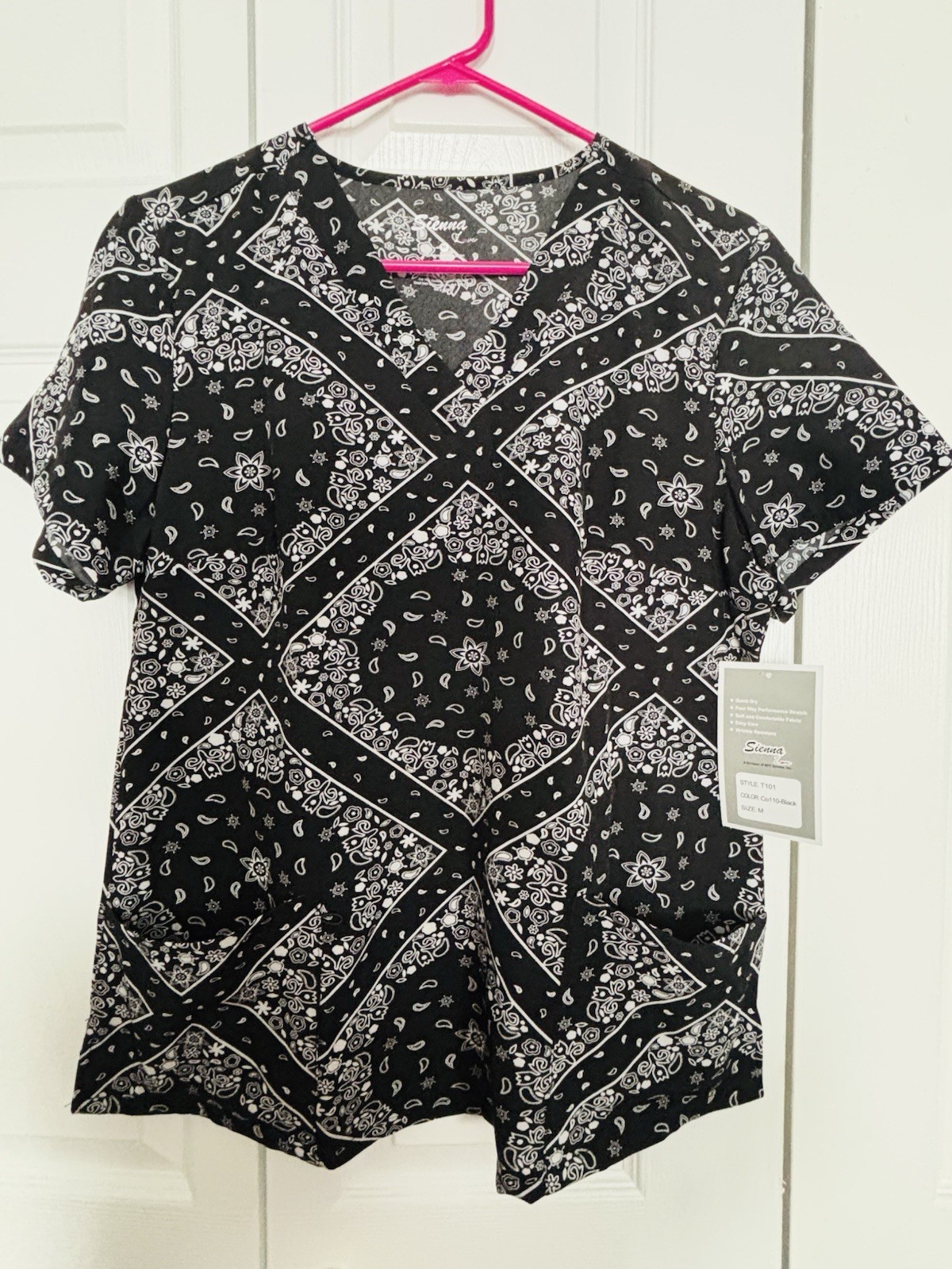 Sienna Love Black White Patterned Scrub Top M 93% Polyester 7% Spandex