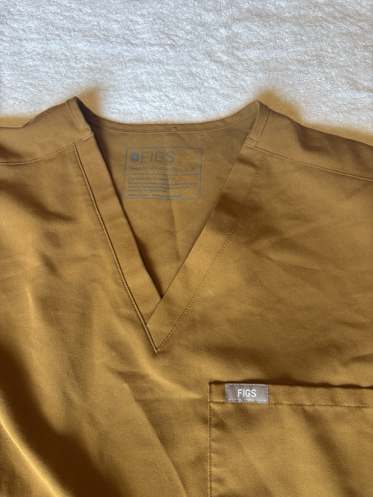 FIGS Women’s V Neck Catarina One Pocket Scrub Top. Size S, Color: Earth 1000211