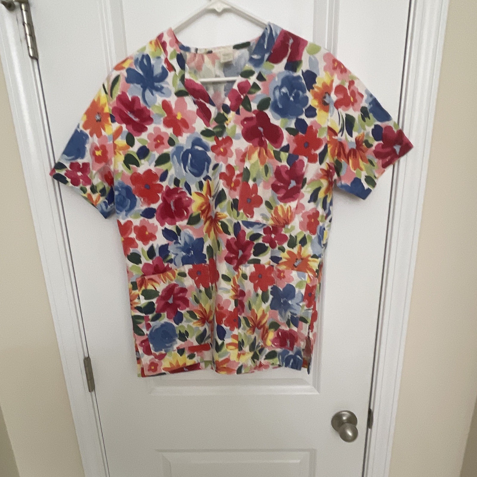 Crest Women’s S Multicolor Floral Medical Scrub Top Cotton Woven #27