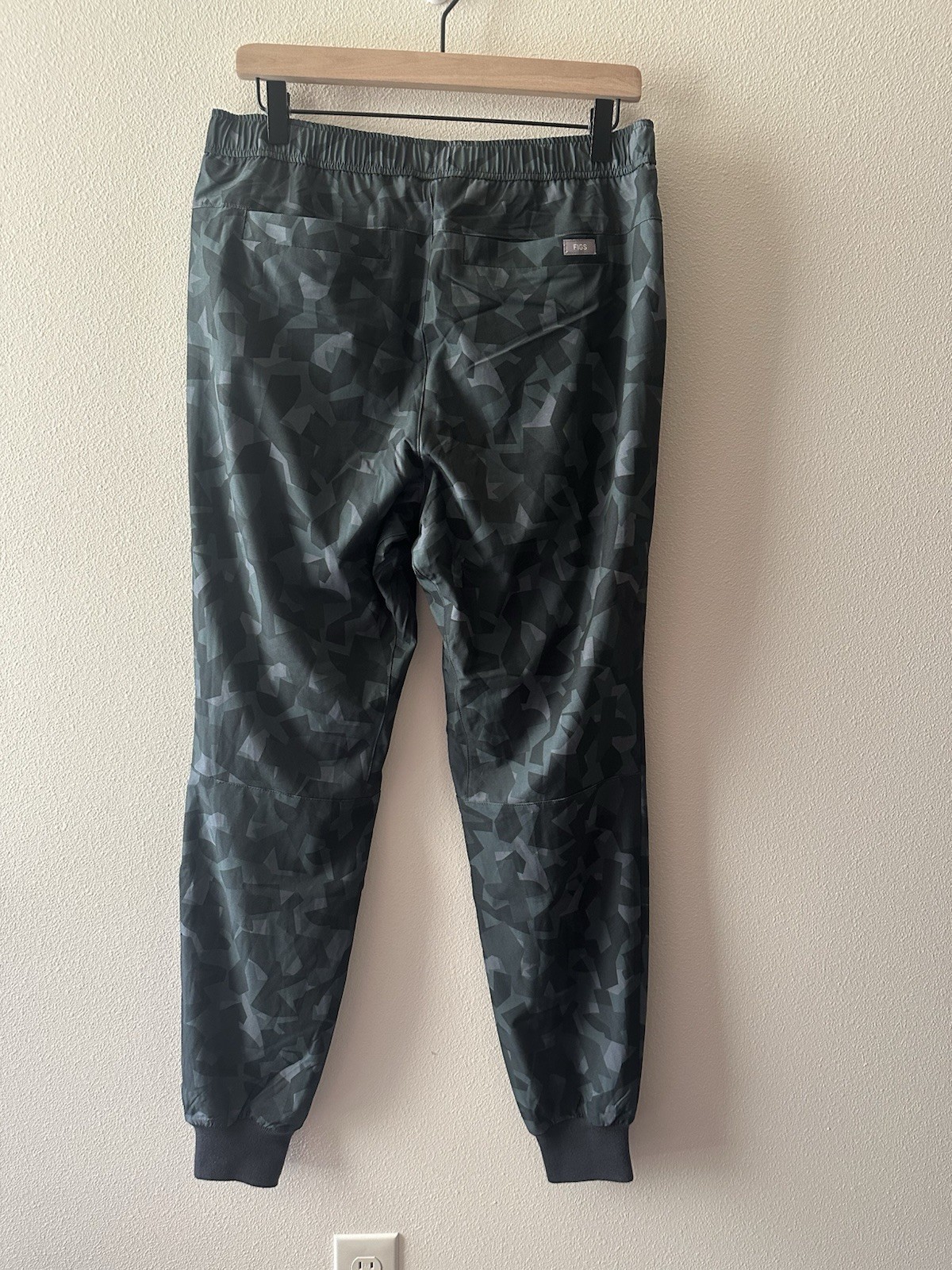Men’s Figs Scrubs Camo Mesh Lined Joggers Size Small m23sw2064