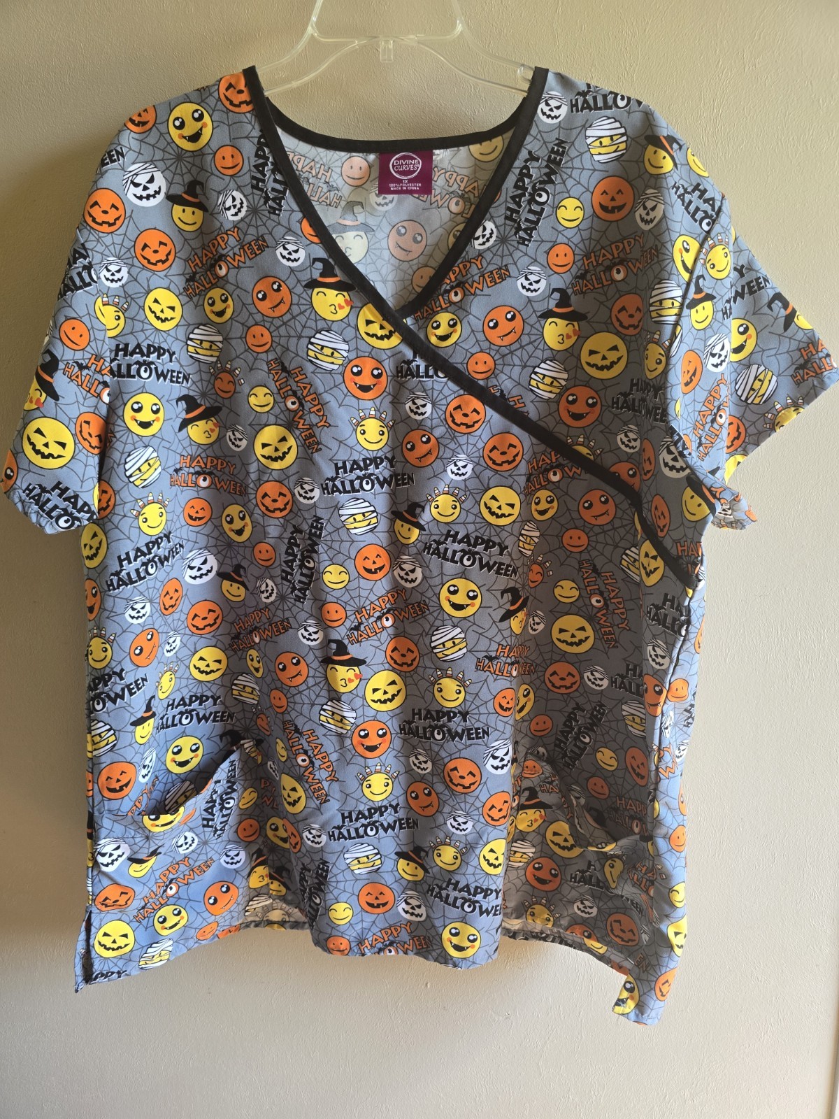 Women’s Divine Curves Multicolor Happy Halloween Pockets Size 1XL Scrub Top