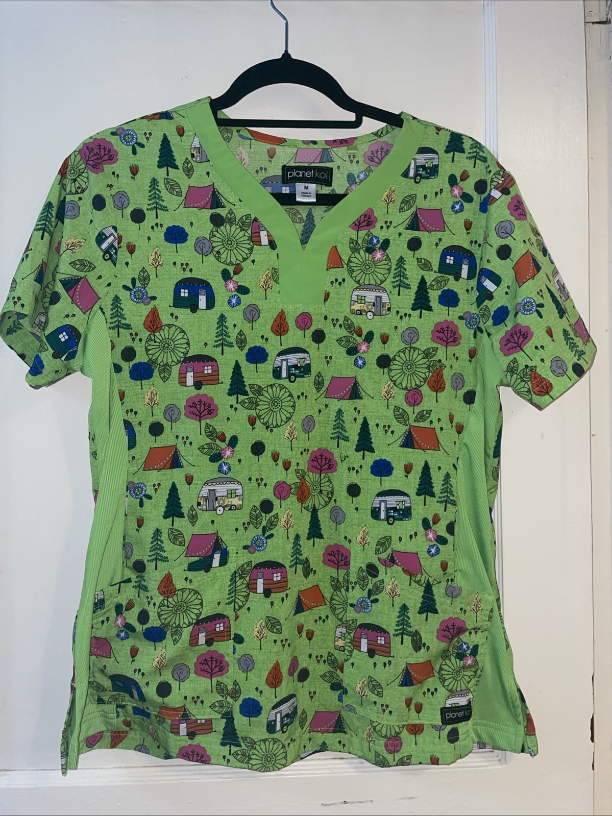 Koi Bright Green Camping Pattern Scrub Top Women’s Size M Medium New Never Worn