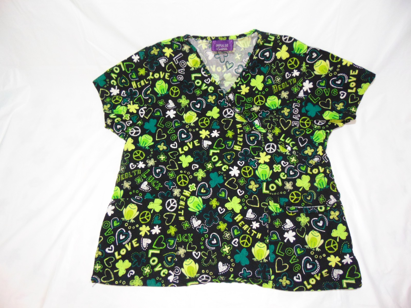 Impulse by Scrub works clovers frogs love hearts health Scrub Top Size Large