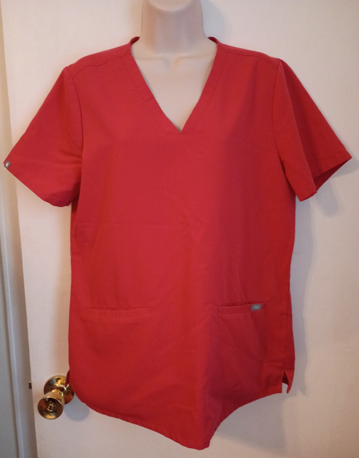 FIGS Women’s Casma Sz. Medium Three-Pocket Scrub Top Clay PO 1646 Dark Coral