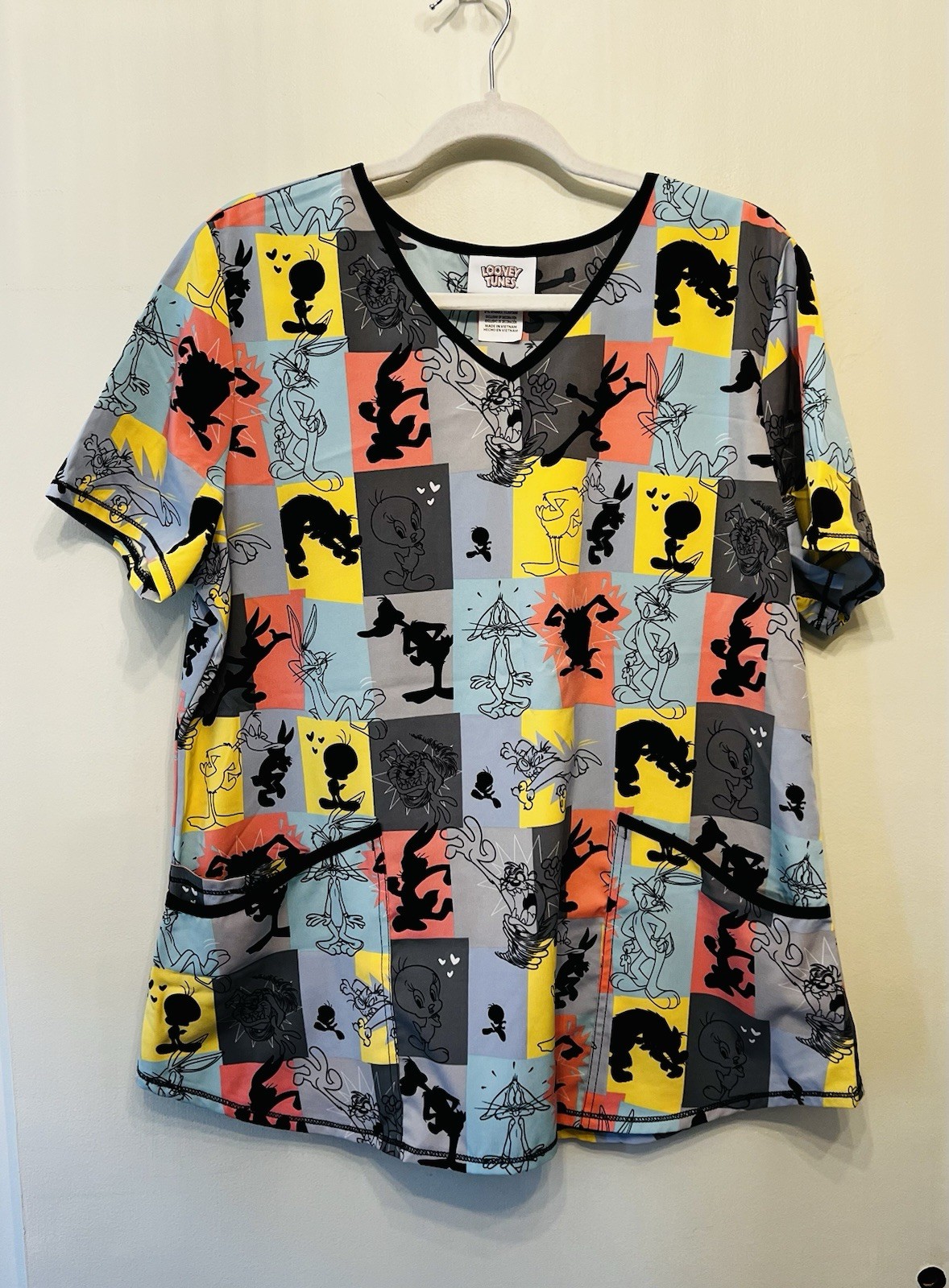 Looney Tunes Scrub Top Large Multicolor V Neck Pockets Medical Wear Nurse