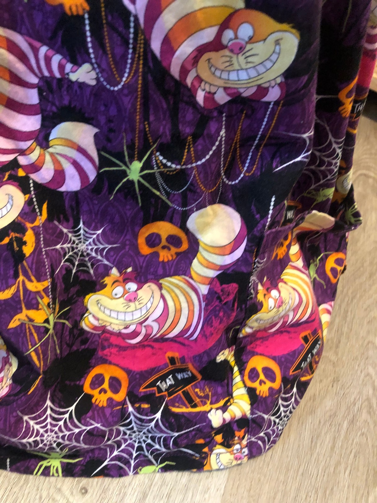 Scrubs Scrub Top Cartoon Disney Cheshire Cat Alice in Wonderland Vet Medium M