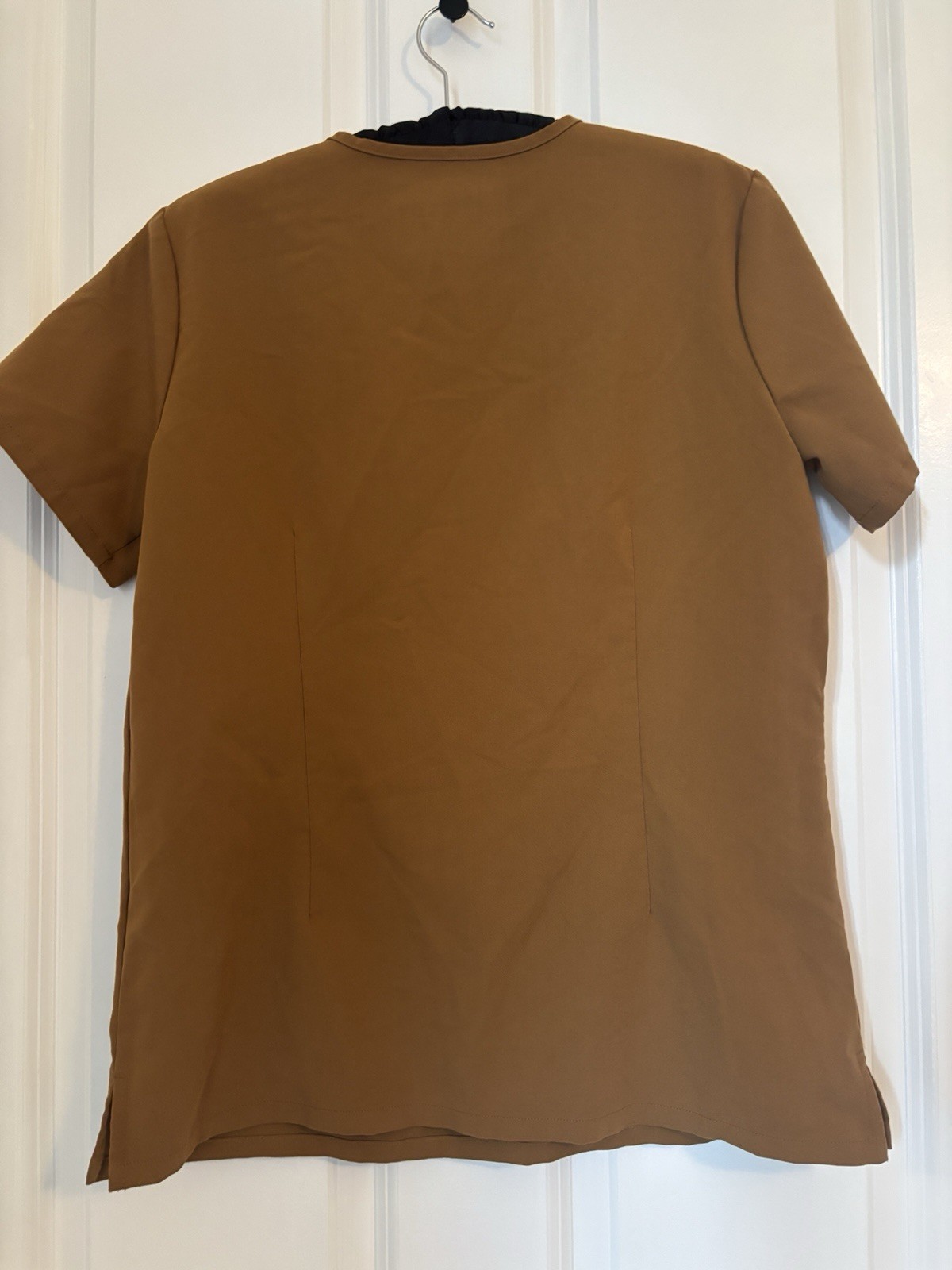 FIGS Women’s V Neck Catarina One Pocket Scrub Top. Size S, Color: Earth 1000211