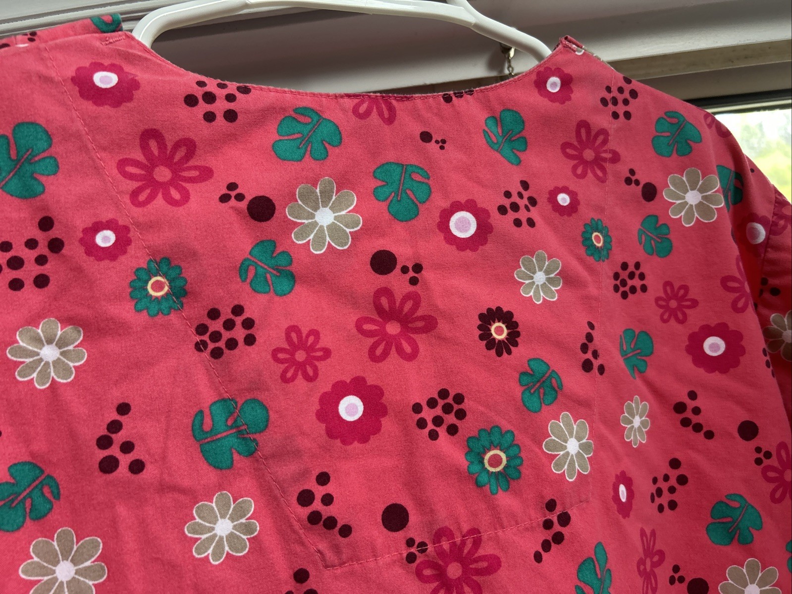 The Scrub Company Woman’s Scrub Top Pink Floral V-Neck With Pockets Size L