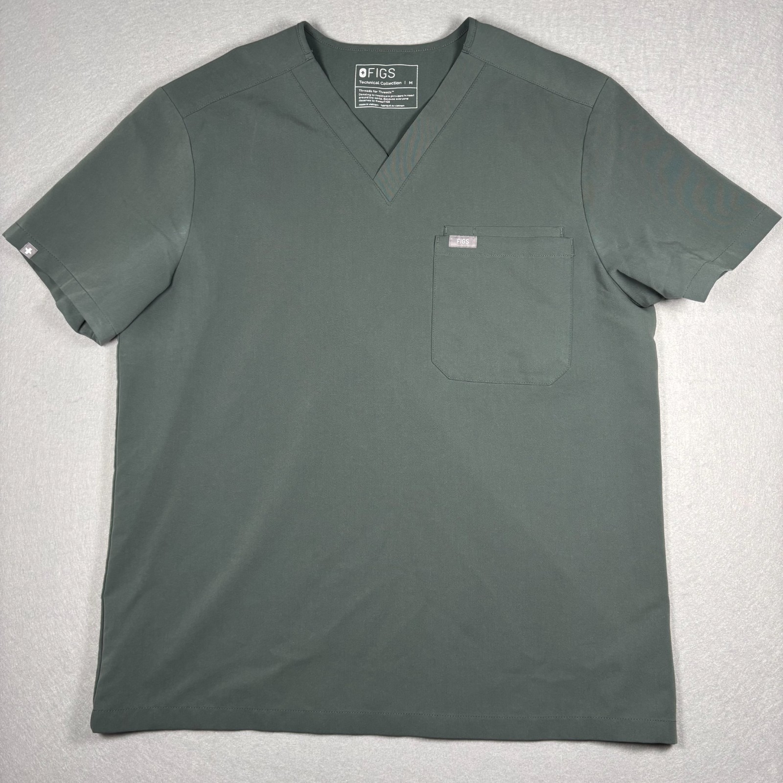 FIGS Technical Collection Men’s Medium Scrub Top M Moss Green Gray Leon PO 5633