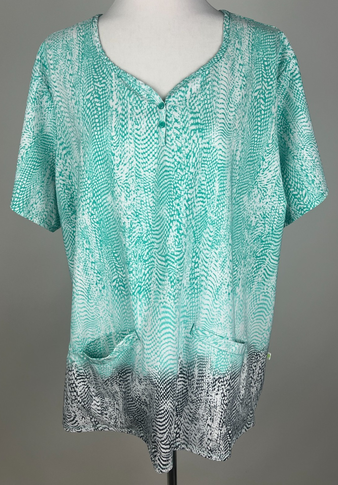 HEALING HANDS Premiere Animal Print Stretch ‘Isabel Scrub Top’ – 3X, Turq Black