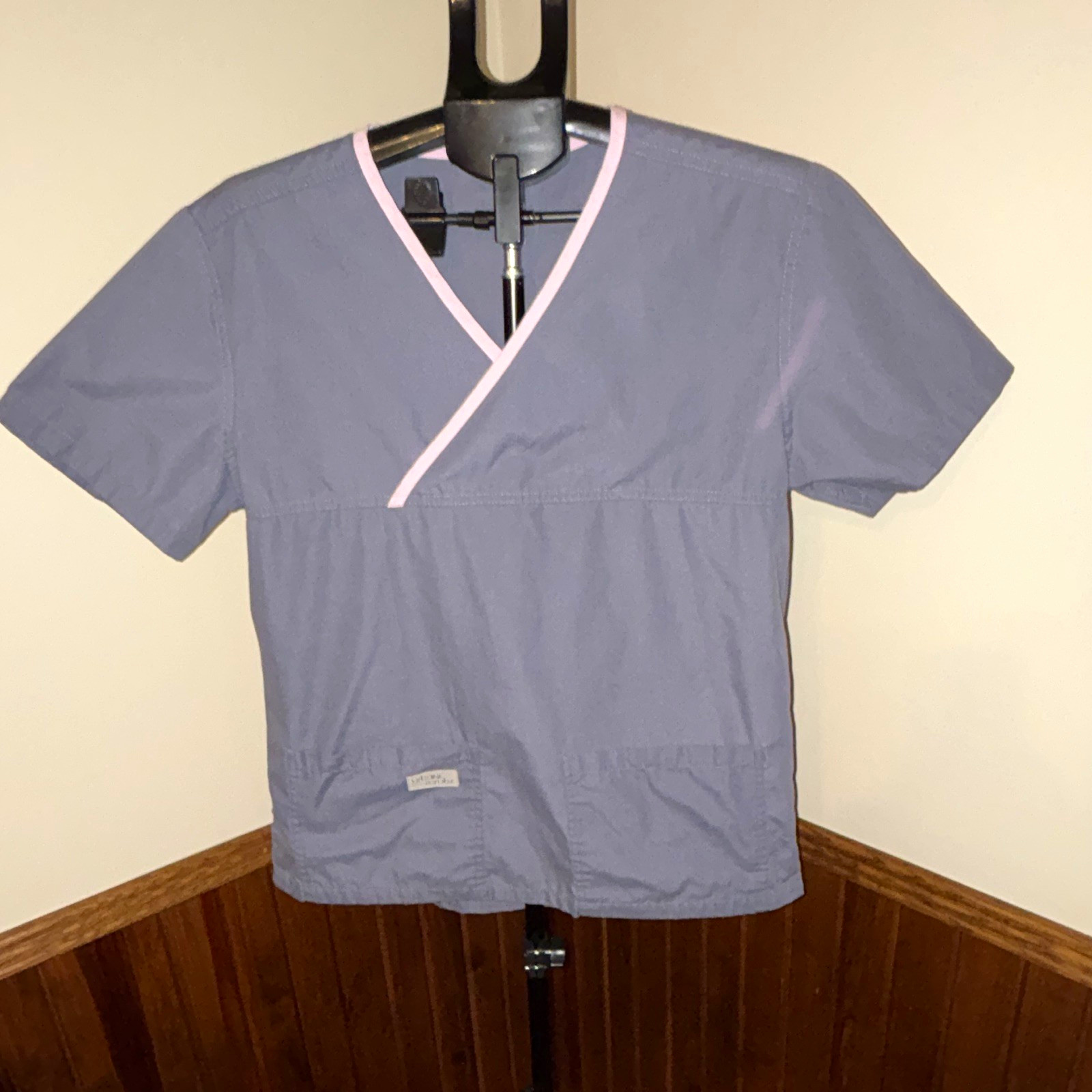 Urbane Scrubs Women’s Medical Scrub Top M Gray Pink V-Neck Wrap 9534