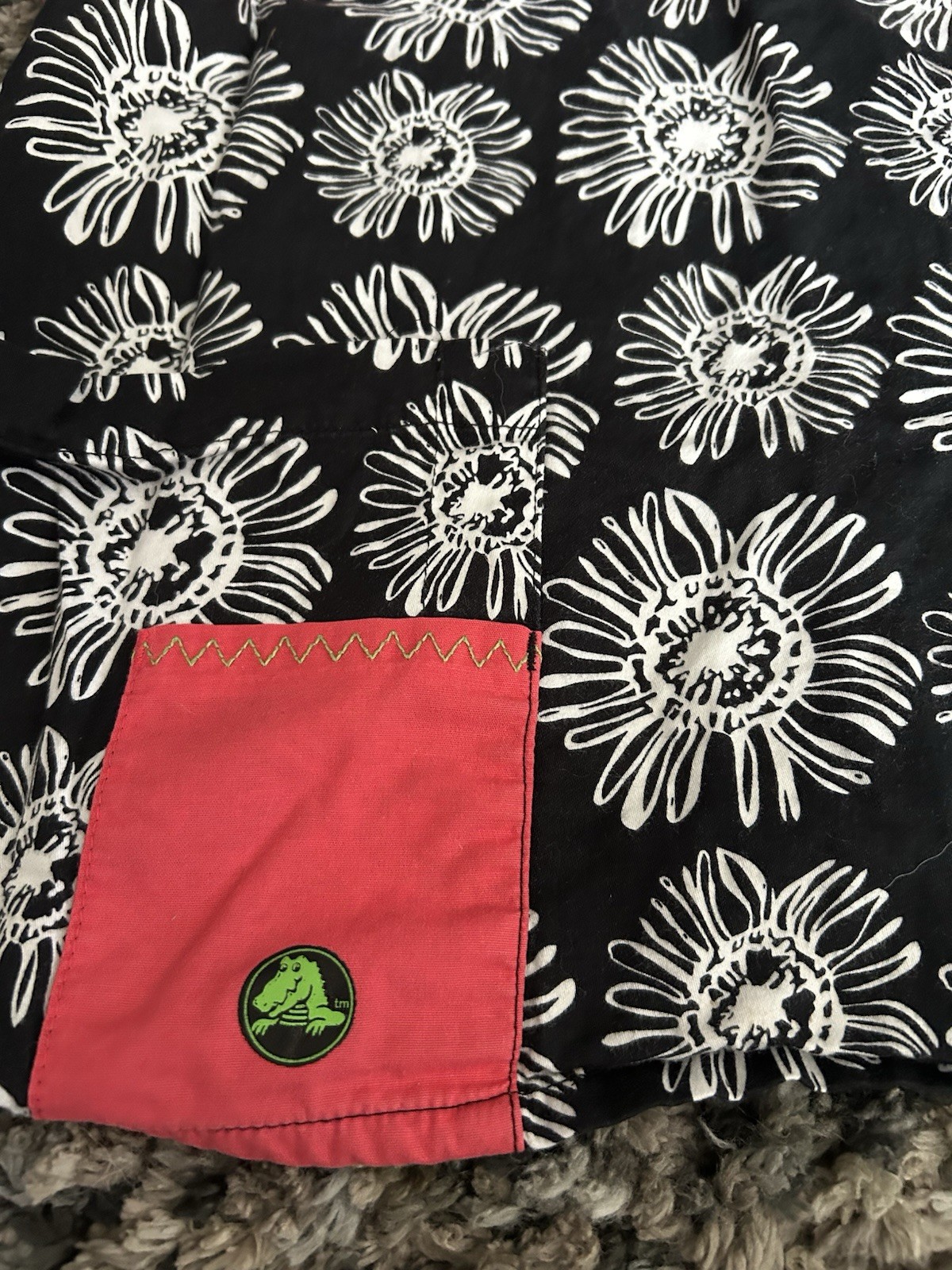 Crocs Medical Shirt Womens Medium Black,Pink, Floral V Neck Scrub Top Pockets