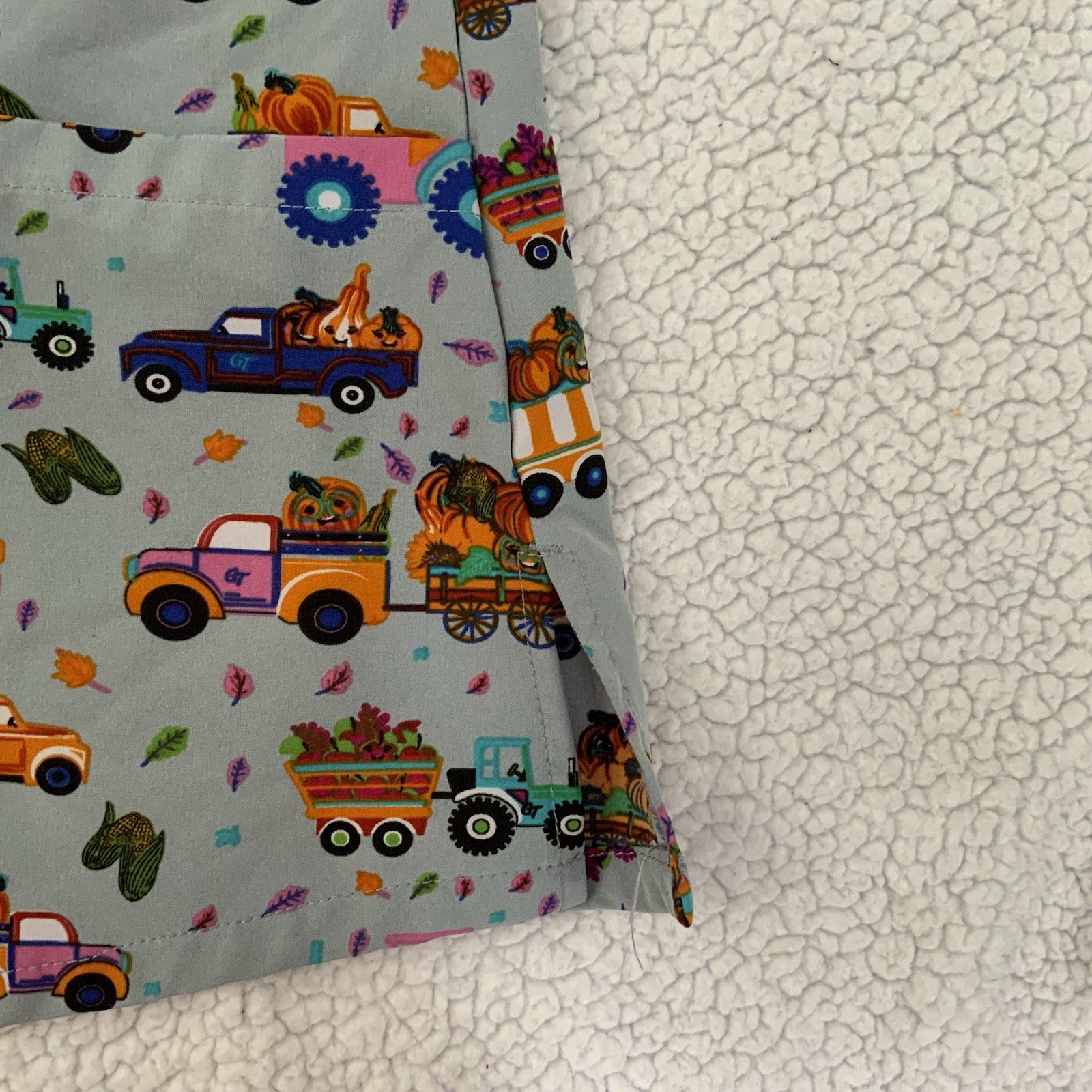 GT Performance Scrub Top Women Med Fall Pumpkins Trucks Leaves Style 5L50-1788GR