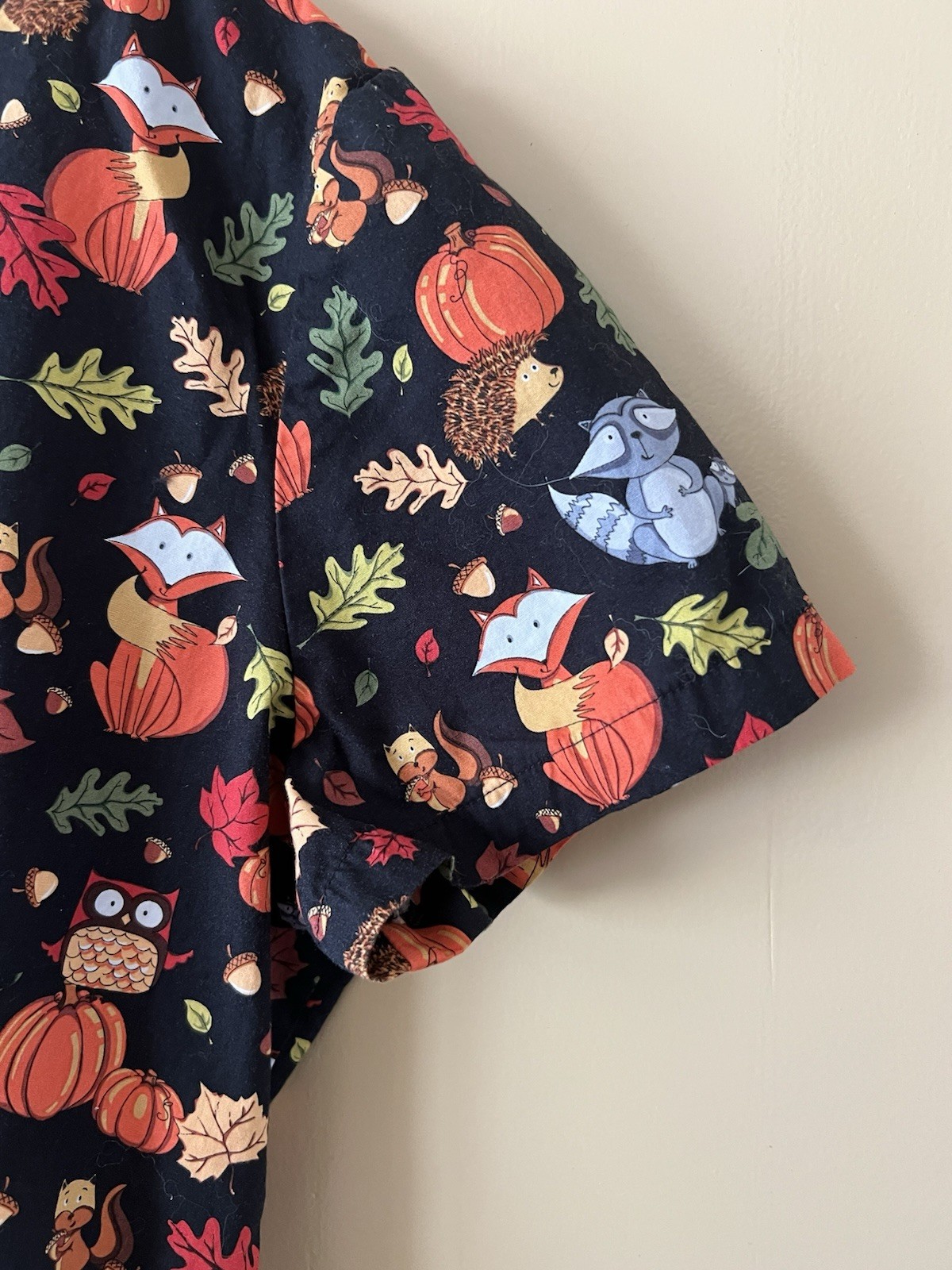 White Cross Scrub Top Autumn Pumpkins Foxes Medical Nurse Size Medium