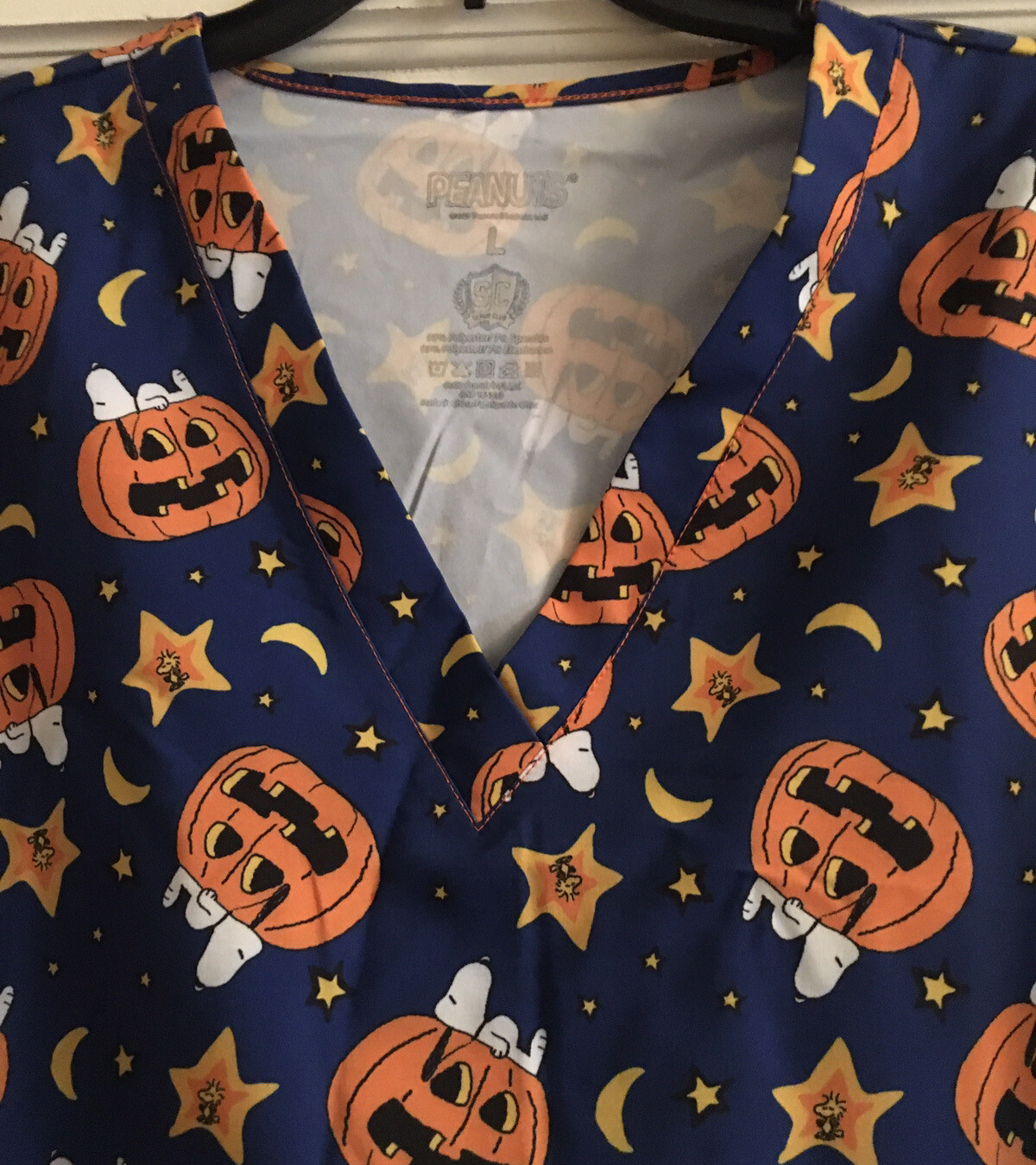 NWT PEANUTS HALLOWEEN SNOOPY WOMENS SCRUB TOP Shirt Great Pumpkin 🎃 Sizes M – L
