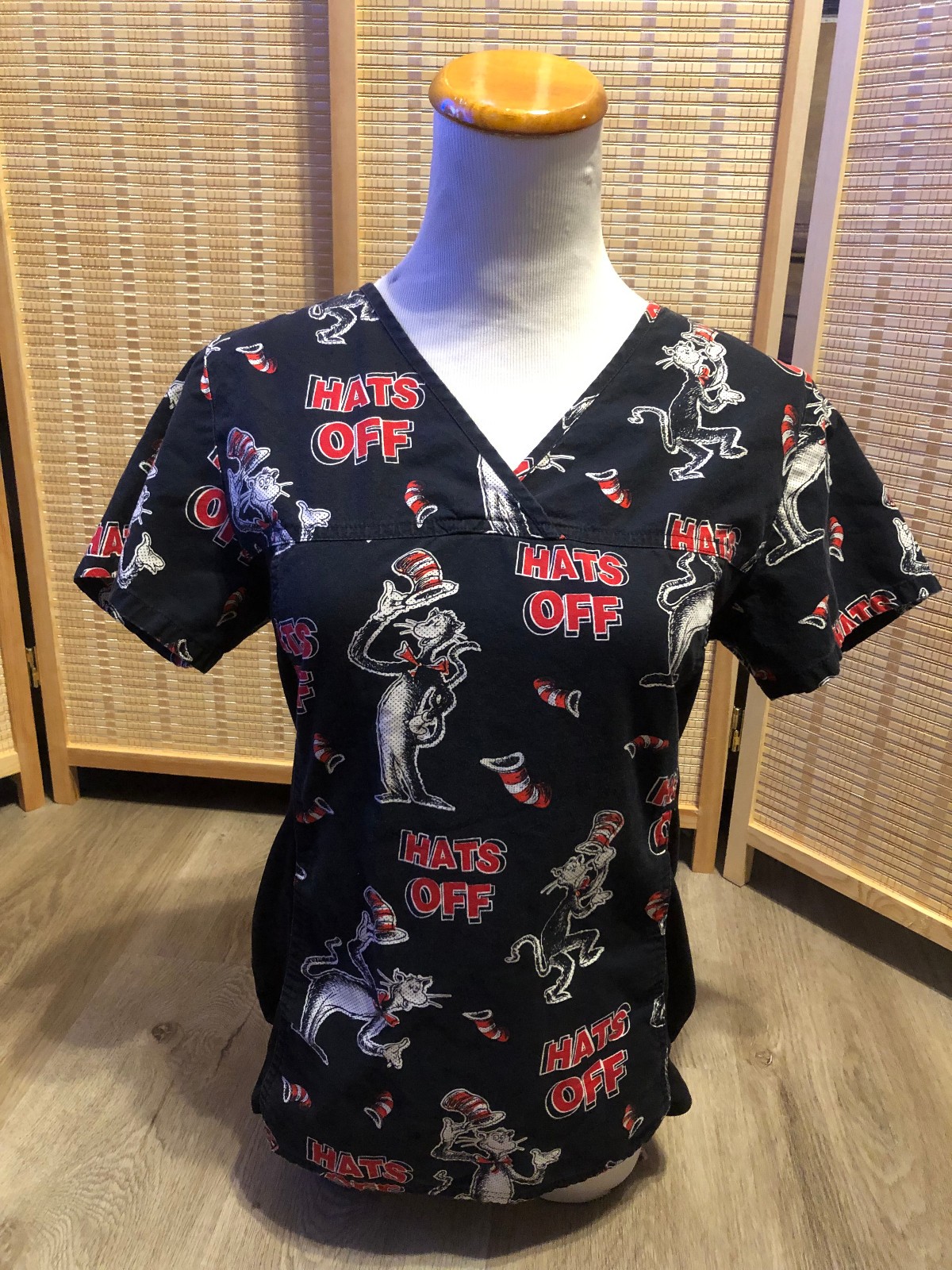 Dr.Seuss Scrubs Scrub Top Cartoon Cat In the Hat “Hats Off” XS Extra Small H586)
