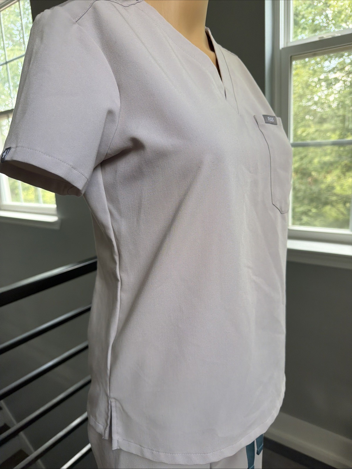 FIGS Technical Collection Women’s XXS/P Light Grey Scrub Set (Top & Pants)
