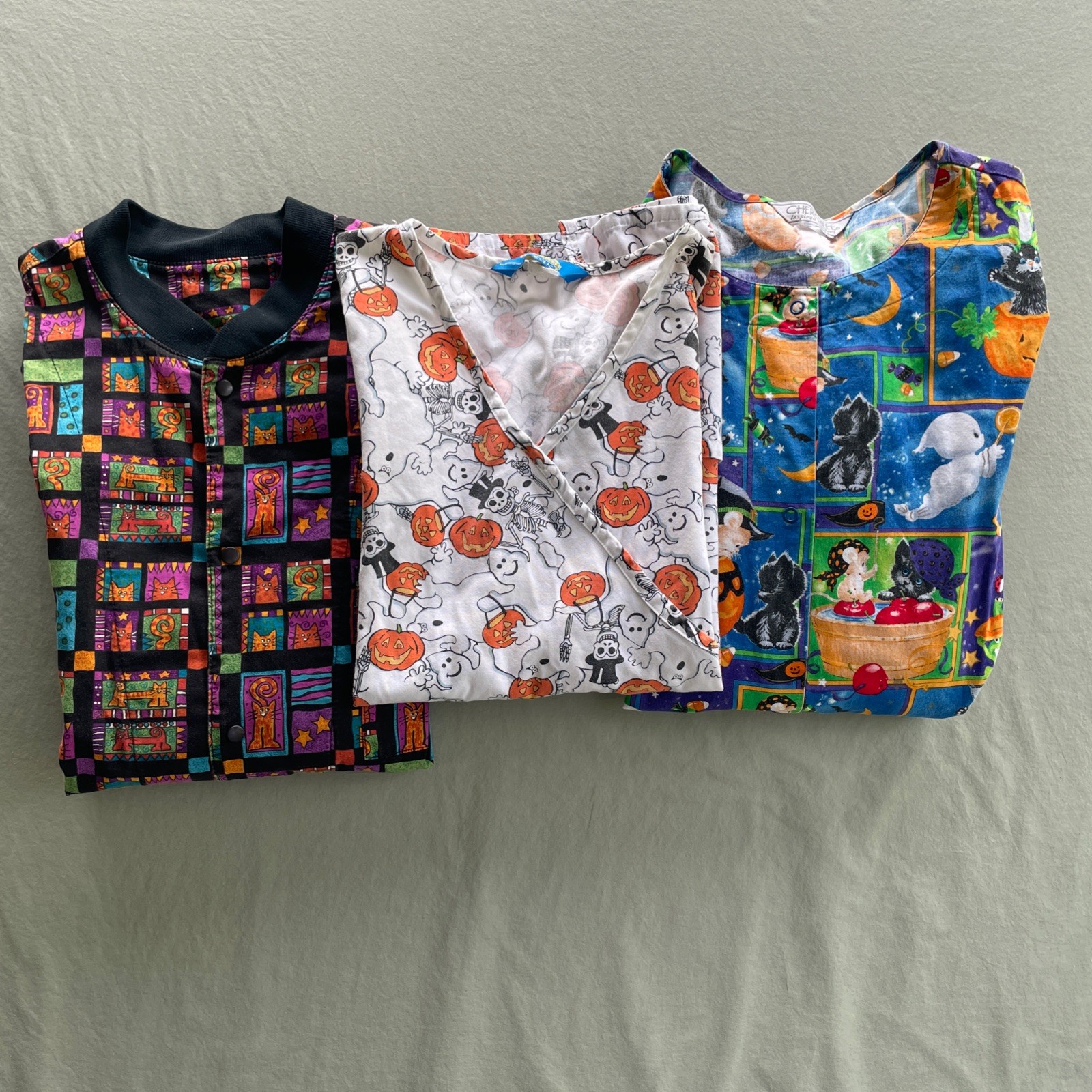 Woman’s Scrub Top Jackets Size M Halloween Cats Pumpkins Ghosts Skull Vintage