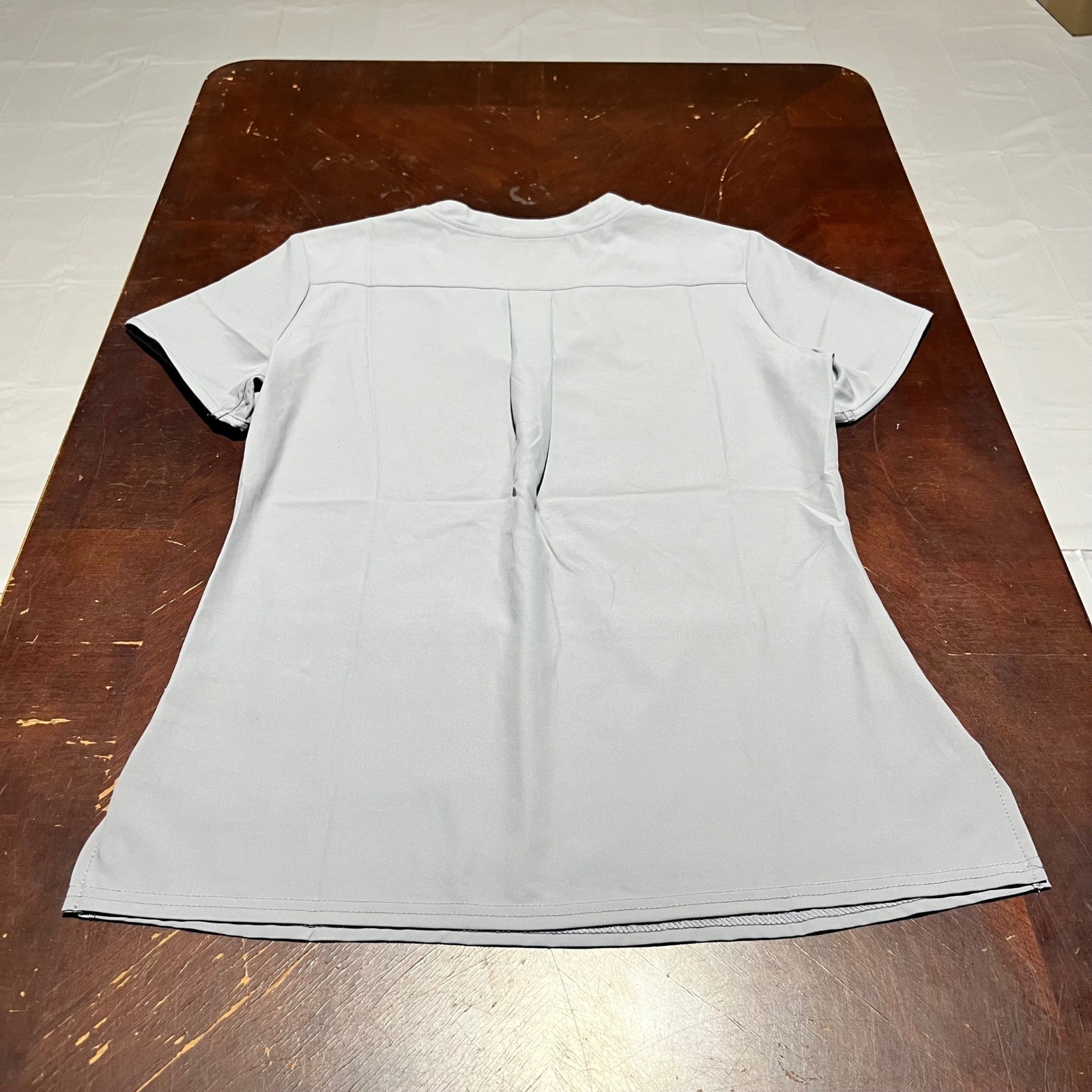 Med Couture Insight Gray V-Neck Scrub Top Women Sz L 3-Pocket Back Pleat RN93643