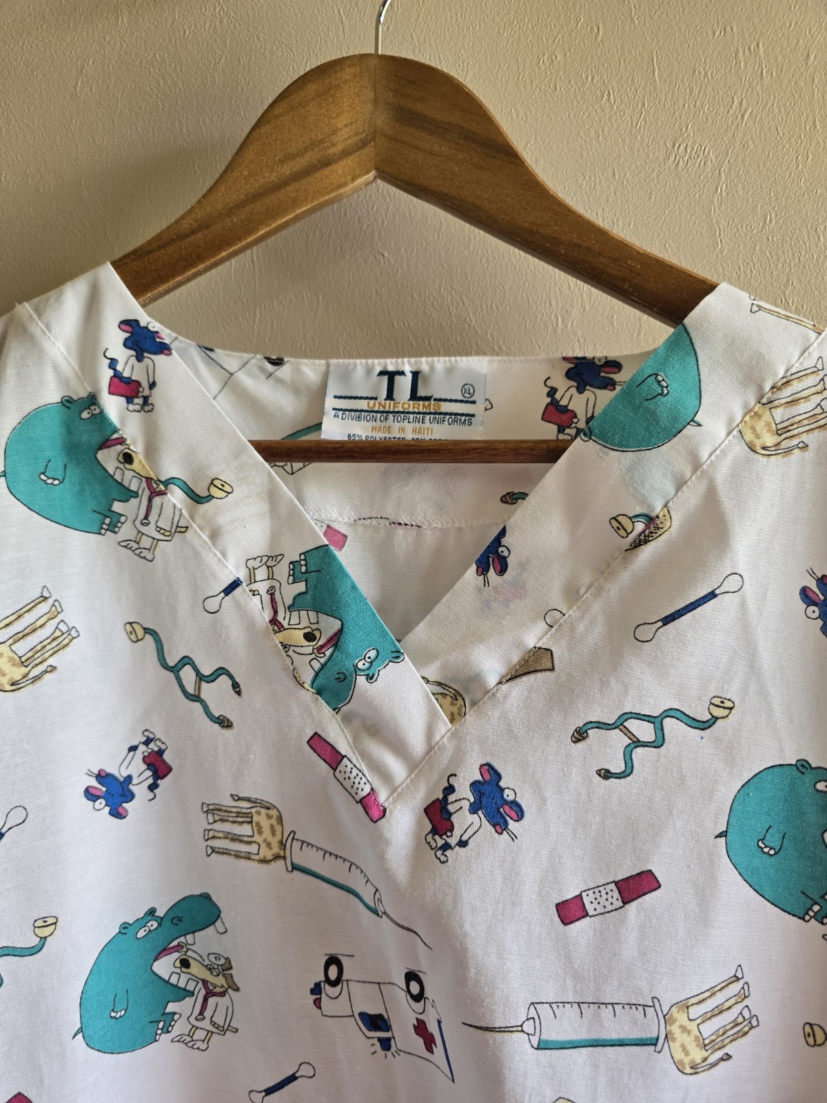 Women’s Top Line White Multicolor Hospital Staff V-neck Short Sleeve Scrub Sz XL