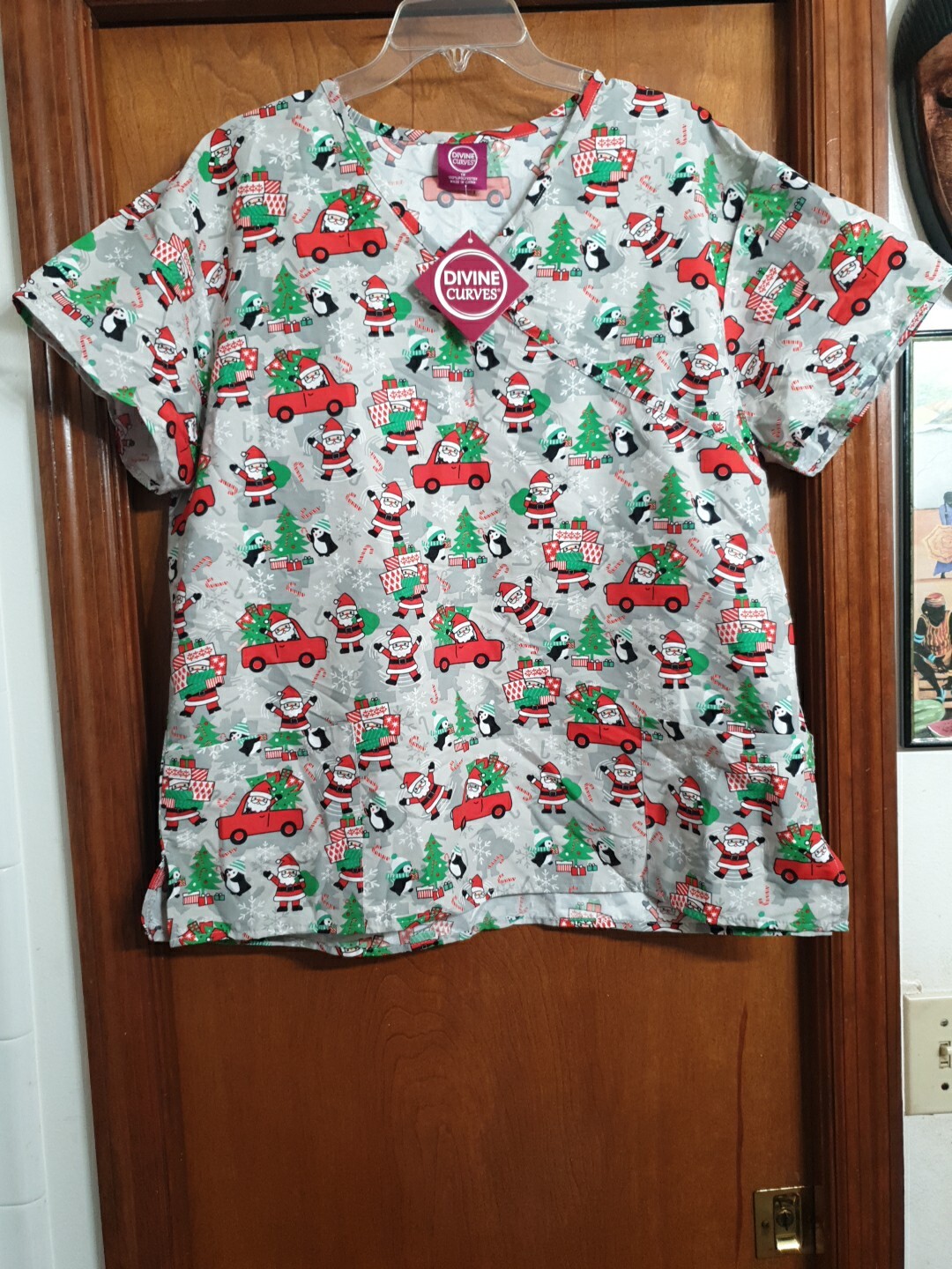 Divine Curves Women’s Christmas Scrub Top Santa Clause & Penguin Size 1X NWT