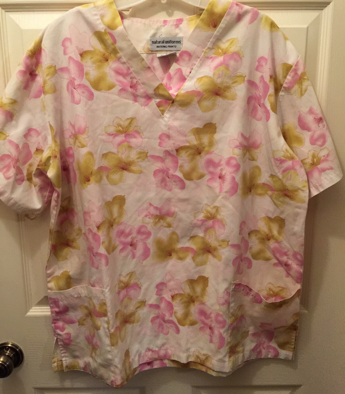 NATURAL UNIFORMS SCRUB TOP Womens M Medium V-Neck Cream Yellow Pink Floral Print