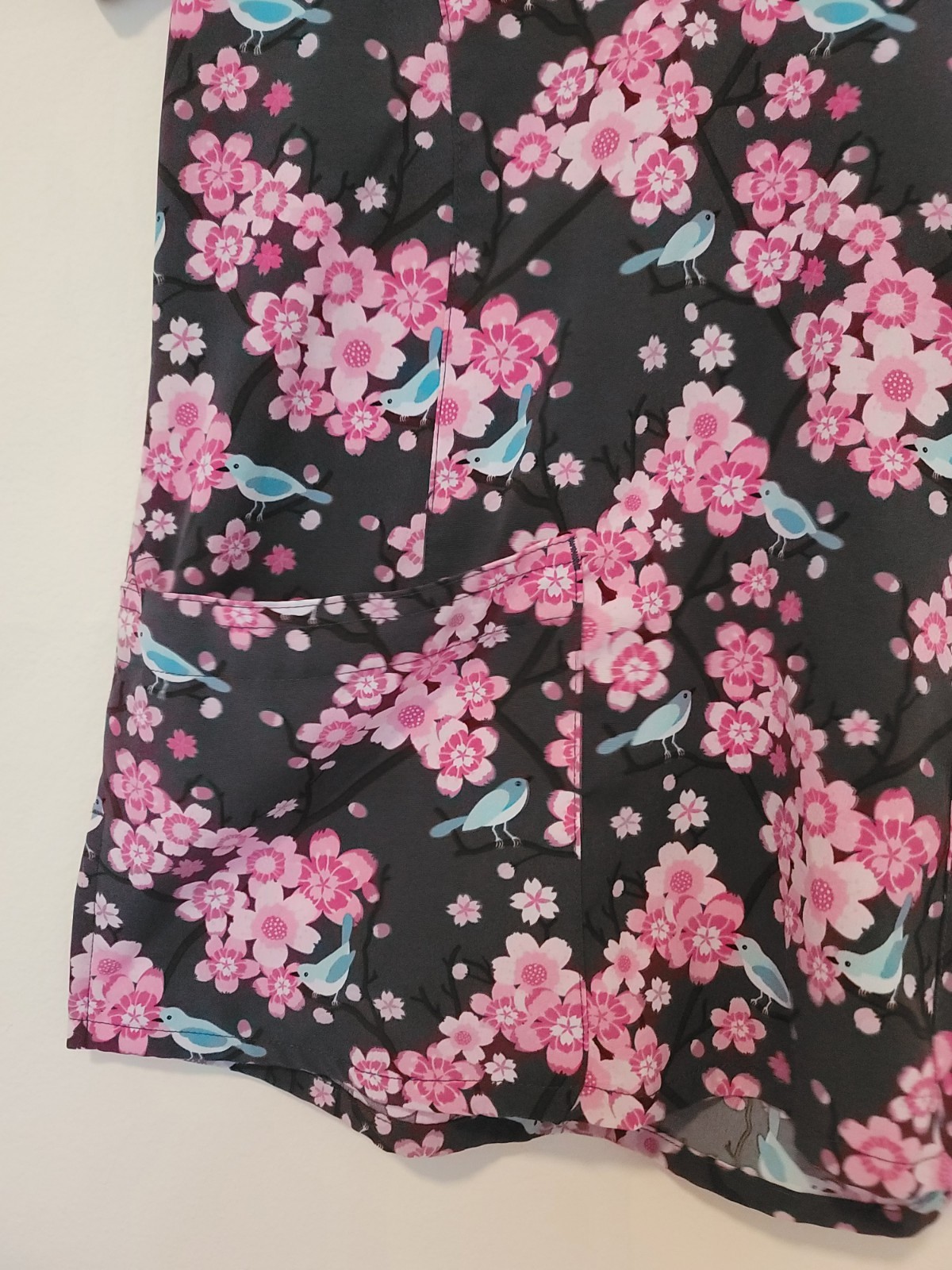 PRINTS by MAEVN Sz S V-neck Scrub Top Gray Pink Flowers & Birds W/pockets Floral