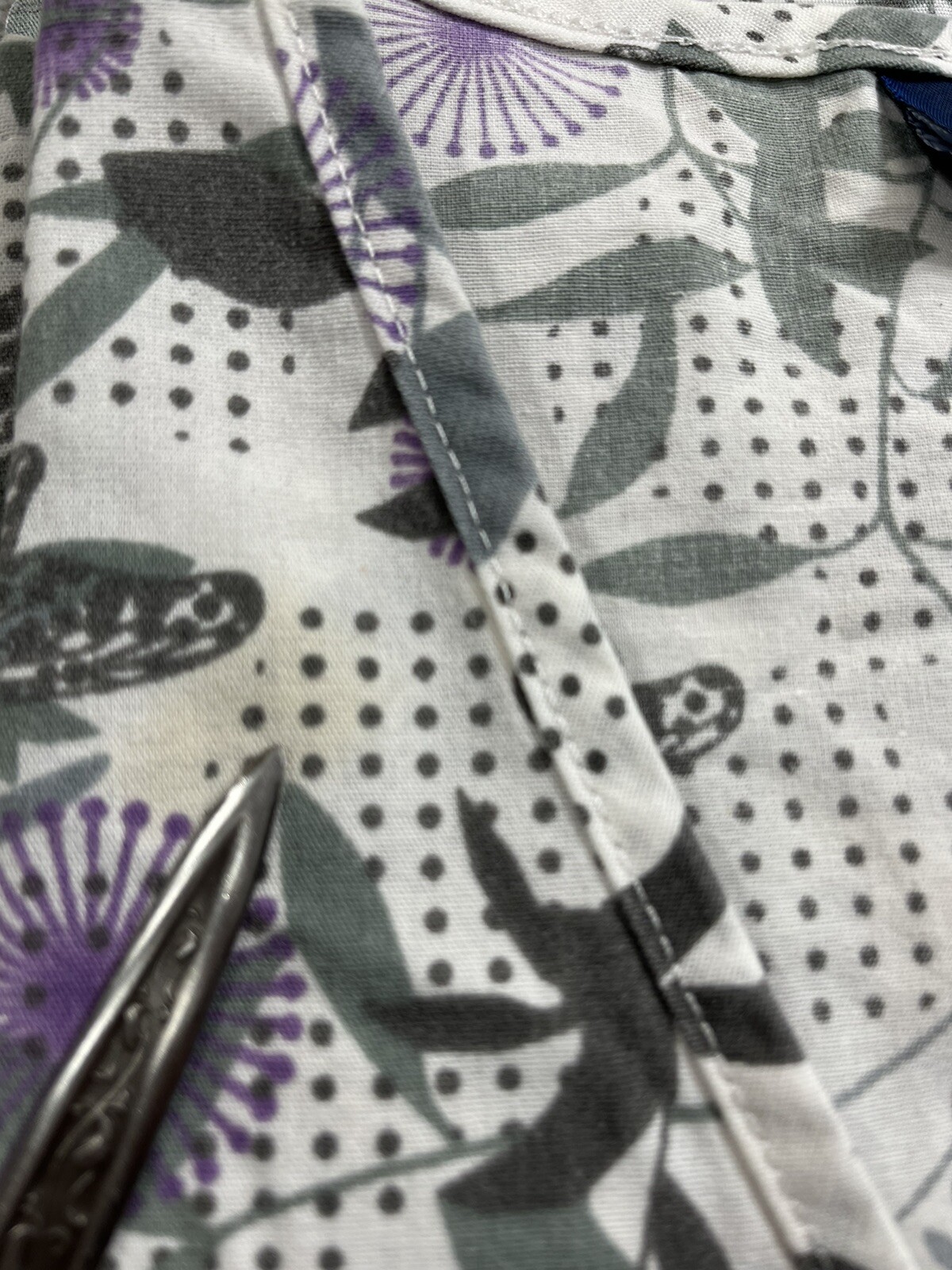 Absolute Scrub Top Women’s Medium Floral Violet V-Neck Medical Dental Lab Vet