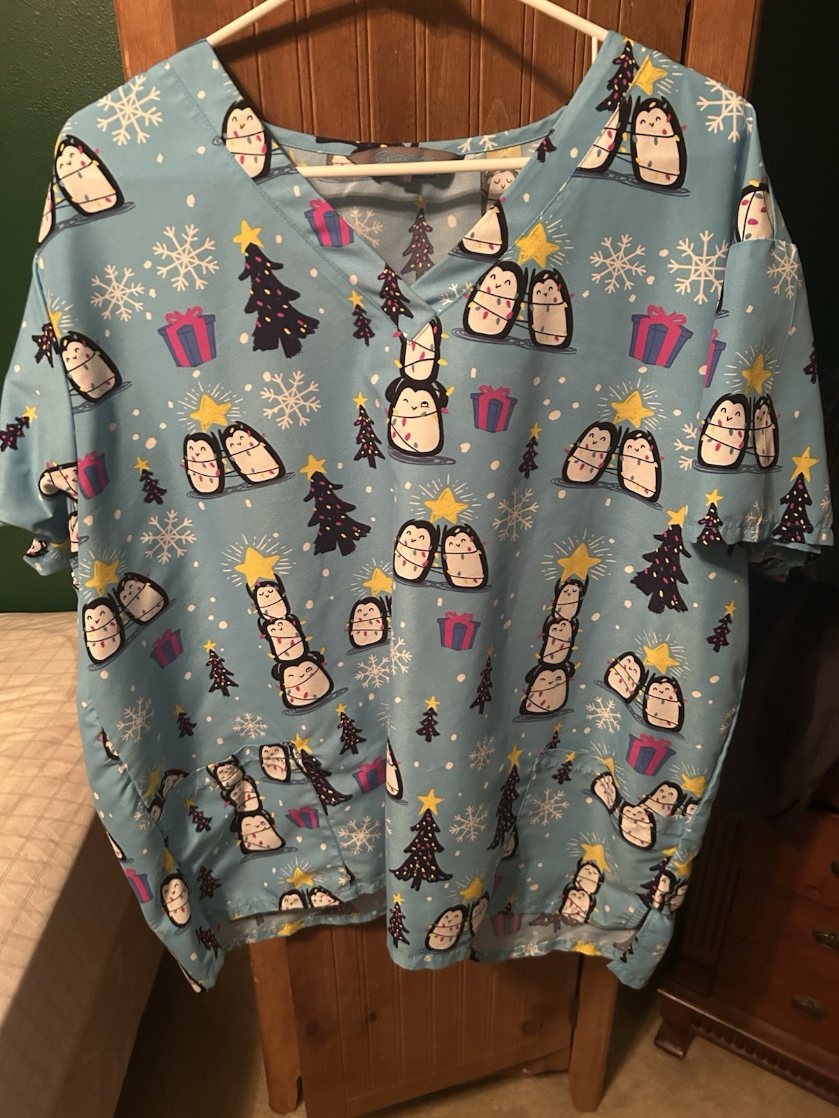 Women’s Medical Scrub Top 2X Blue Multicolor Holiday Penguin
