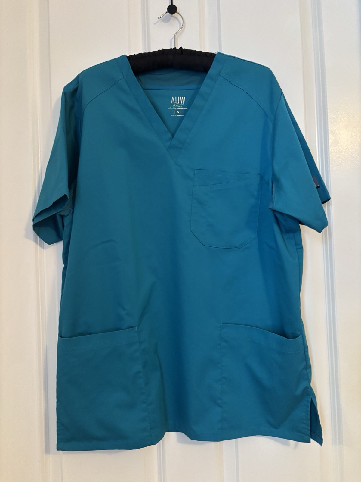 AUW Teal V-Neck Women’s Scrub Top. Size S. Pockets