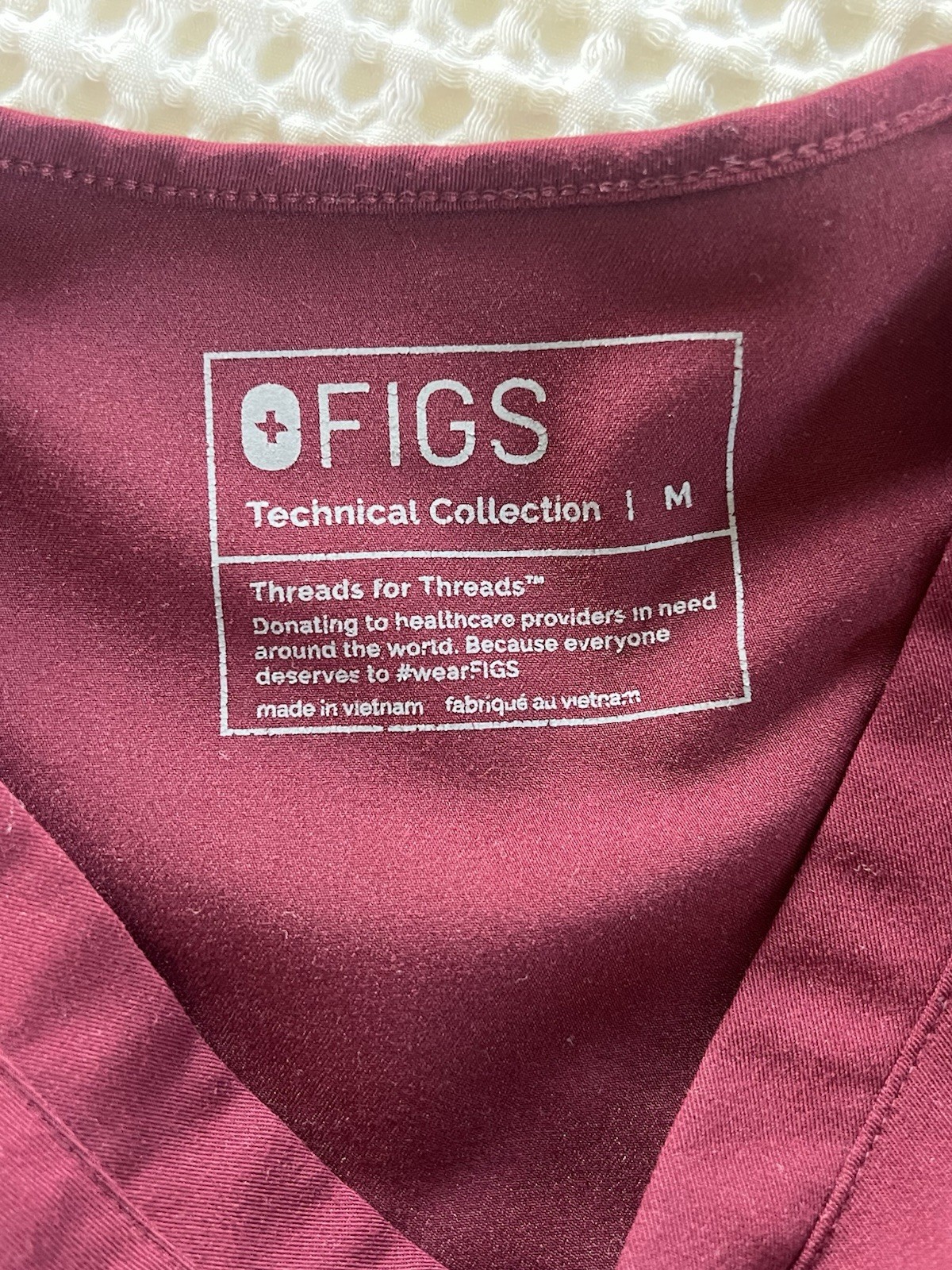 FIGS Women’s Technical Collection V-Neck Scrub Top M Burgundy Solid Short Sleeve