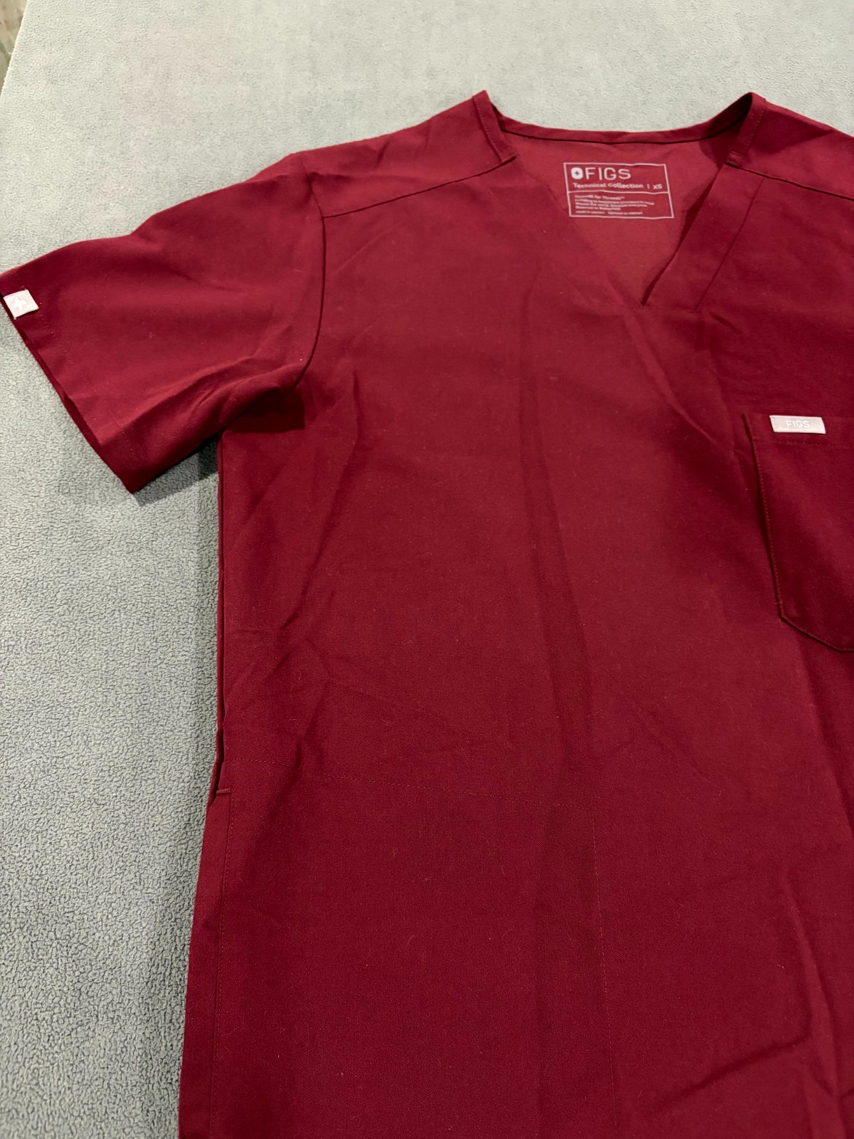 FIGS Technical Collection Pockets Scrub Top Mens XS Maroon Stretch Pullover