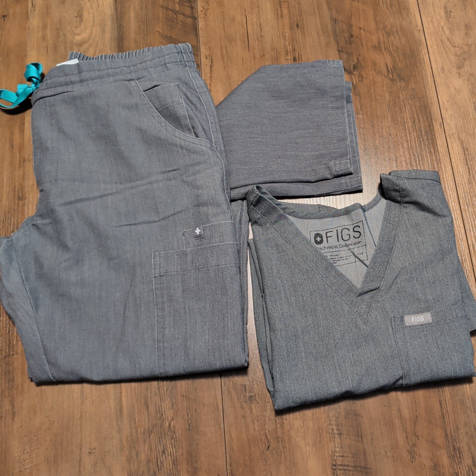 FIGS Technical Collection Scrub Set XXS Petite Gray / Stone Top & Pants