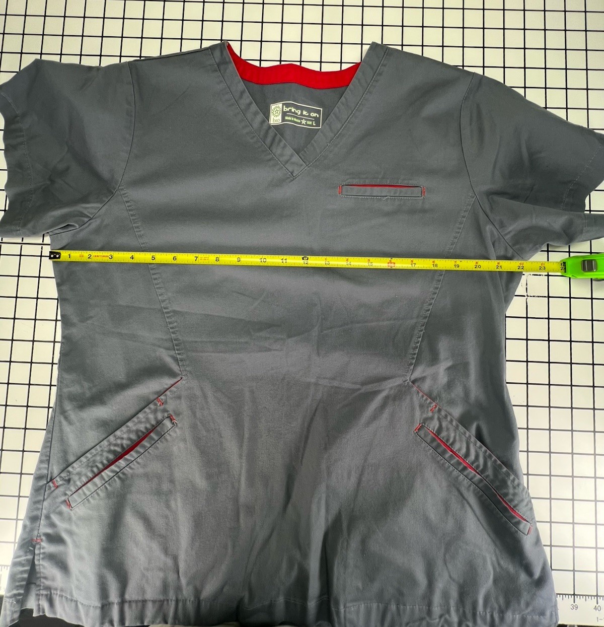 Bring It On V-Neck Classic Gray Scrub Top Women’s Large Cotton Poly Spandex