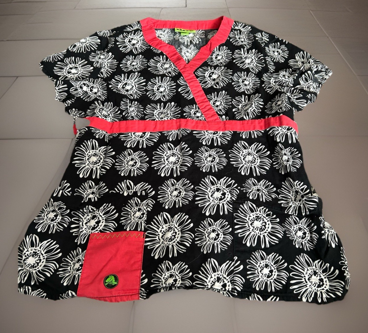 Crocs Medical Shirt Womens Medium Black,Pink, Floral V Neck Scrub Top Pockets