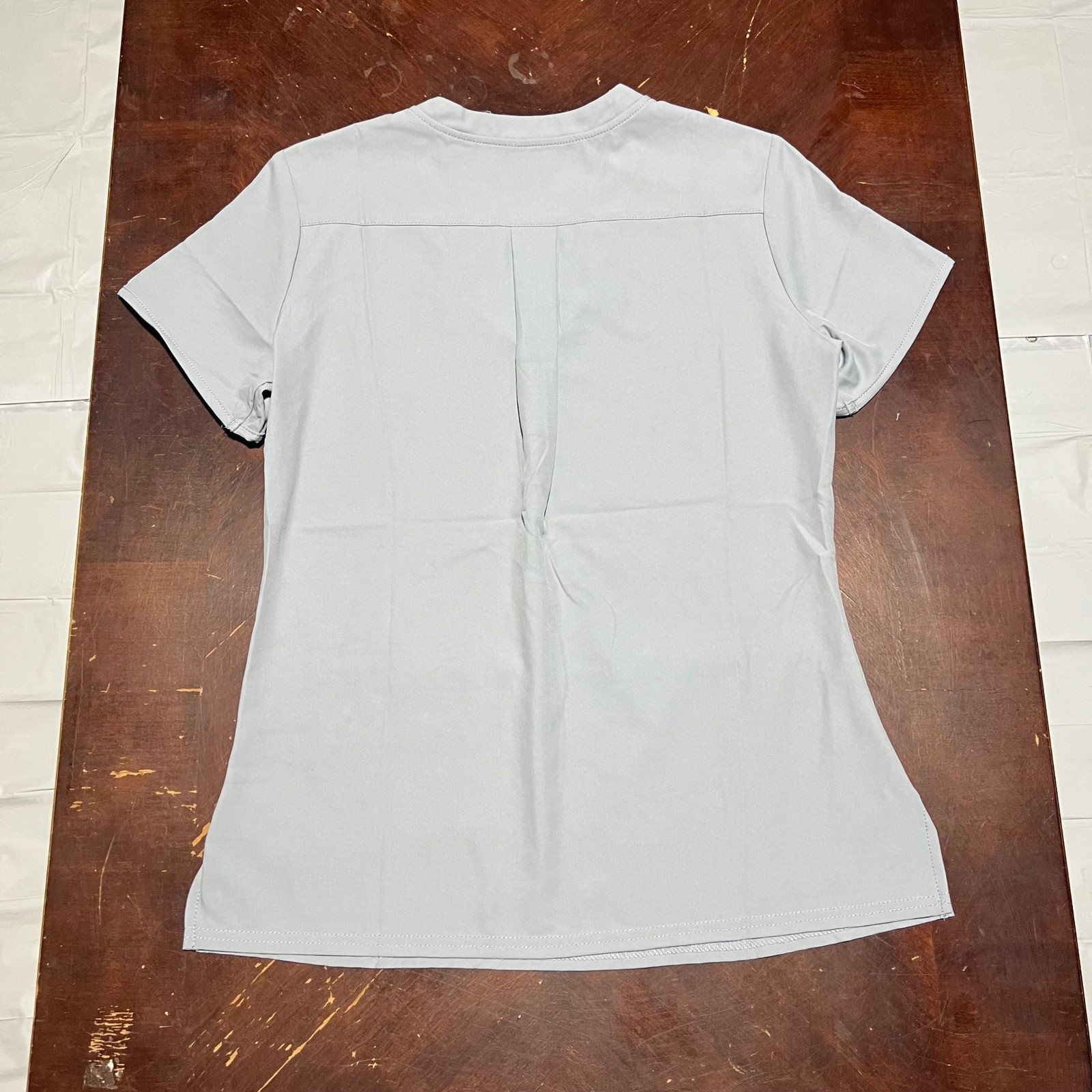 Med Couture Insight Gray V-Neck Scrub Top Women Sz L 3-Pocket Back Pleat RN93643