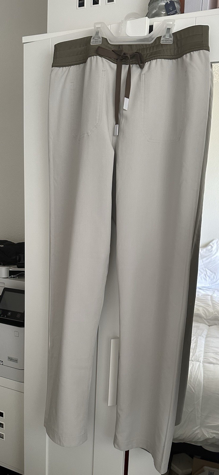 Figs Women’s Reversible 2in1 Scrub Pants Sage Green / Bone Brand New Sold Out L