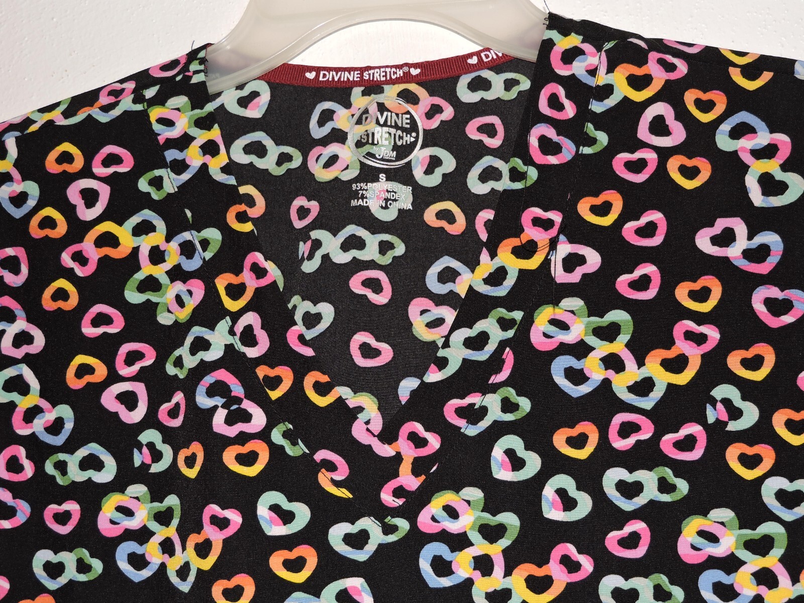 Divine Stretch Scrub Top Multi-colored hearts V-Neck Short Slv SZ S poly/spandex