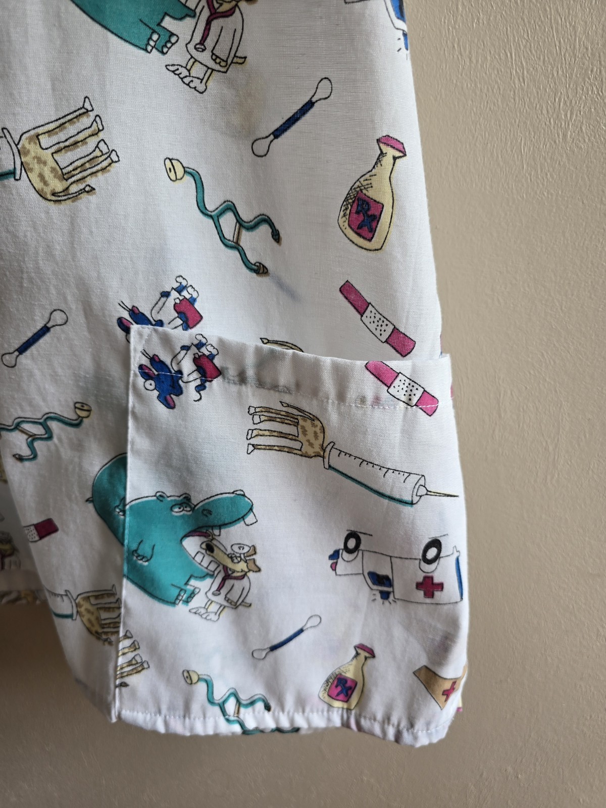 Women’s Top Line White Multicolor Hospital Staff V-neck Short Sleeve Scrub Sz XL