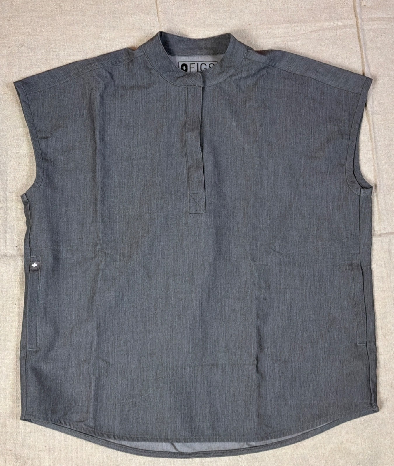 Wear Figs Rafaela Oversized Sleeveless Scrub Top XXS Light Gray Mandarin Pockets