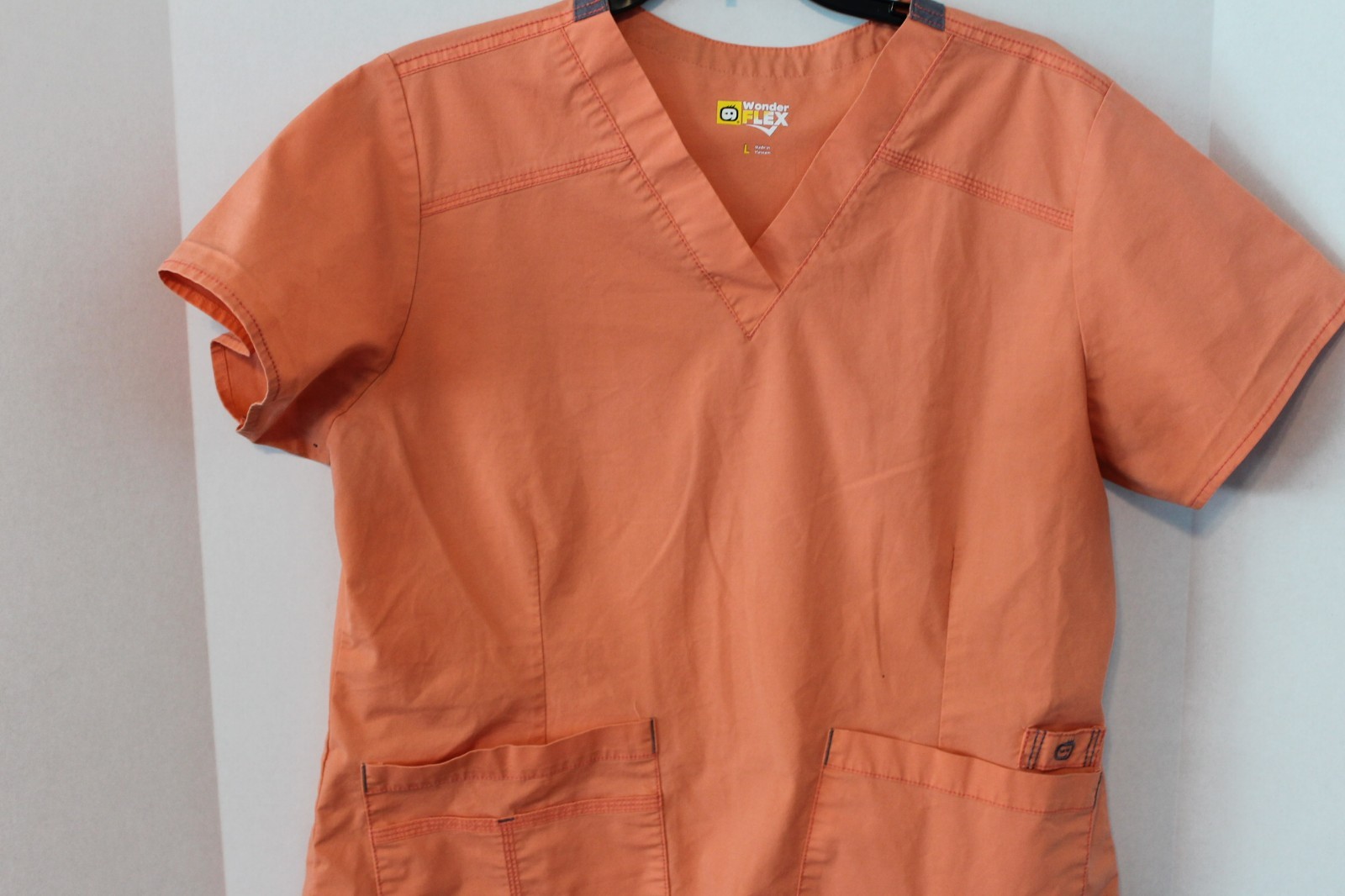 Wonder Flex Womens Peach V Neck Scrub Top with Pockets Sz L